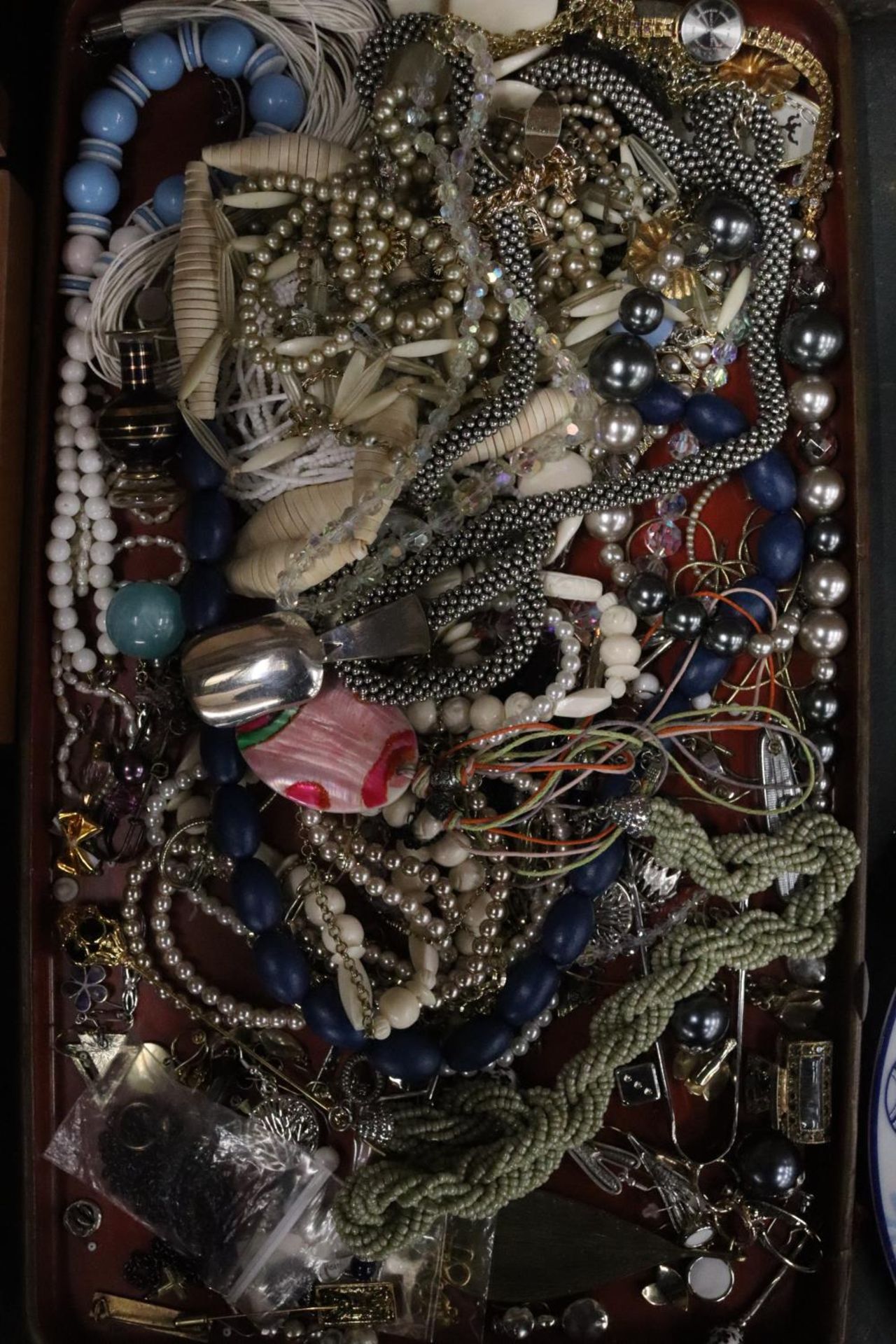 A TRAY CONSISTING OF A QUANTITY OF COSTUME JEWELLERY - Image 2 of 7
