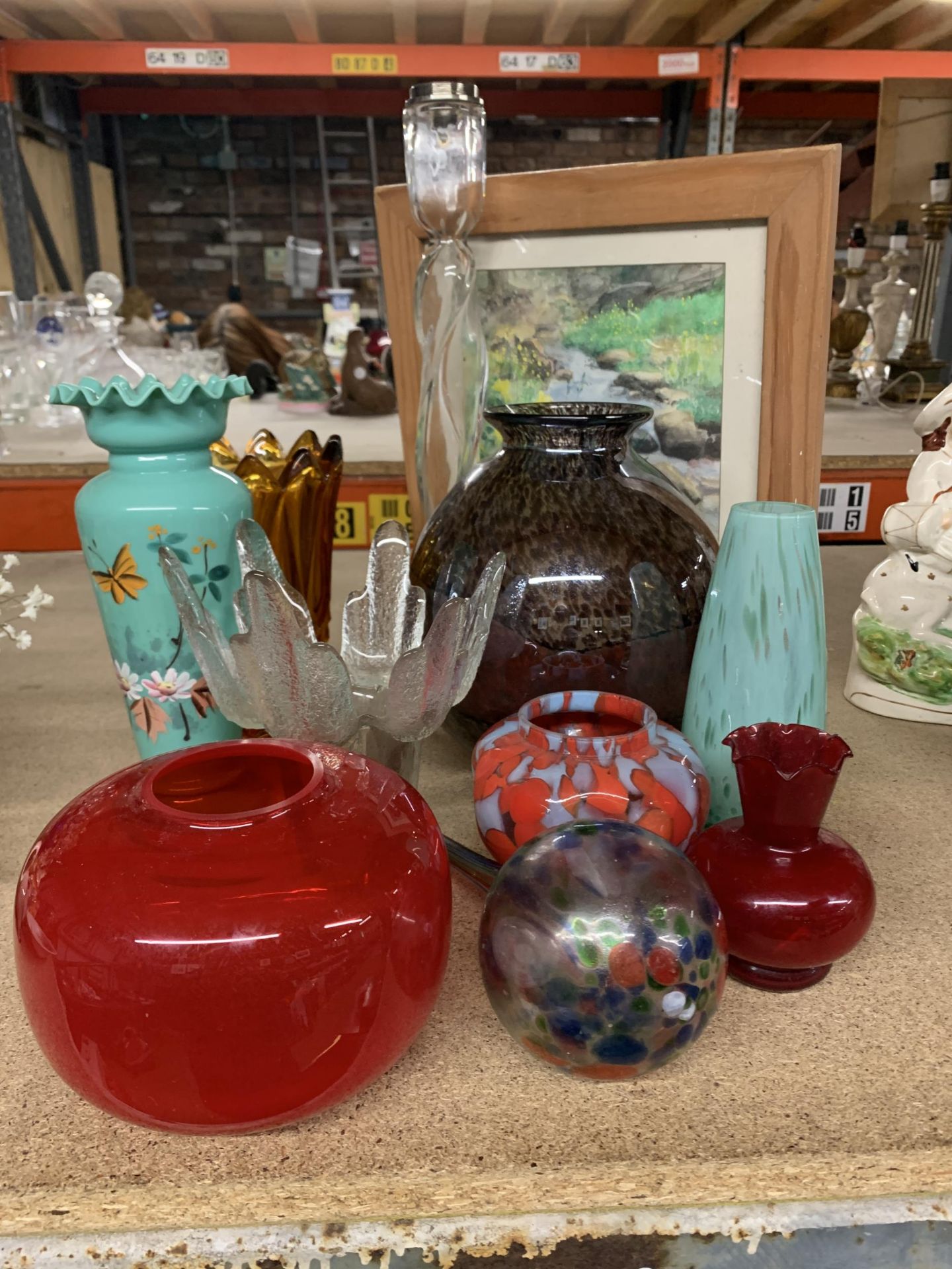 A COLLECTION OF GLASSWARE TO INCLUDE A 1970'S RAVENHEAD 'CACTUS' VASE, ART GLASS VASES, ETC