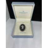 A STERLING SILVER AND BLACK WEDGWOOD JASPERWARE BROOCH DANCING HOURS IN ORIGINAL PRESENTATION BOX