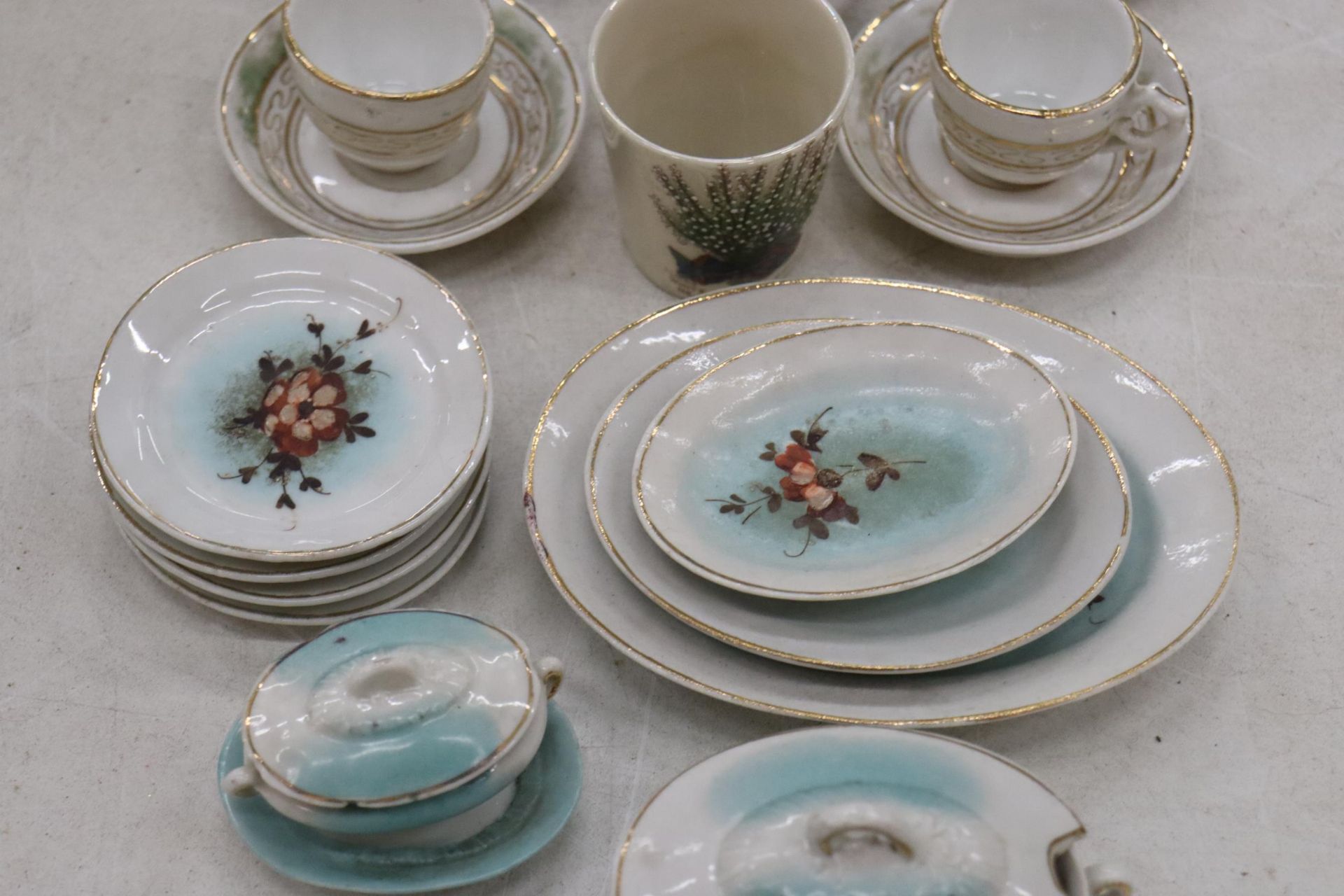 A VINTAGE DOLL'S TEASET AND DINNER SERVICE TO INCLUDE PLATES, CUPS, SAUCERS, TEAPOT, ETC - Image 8 of 10