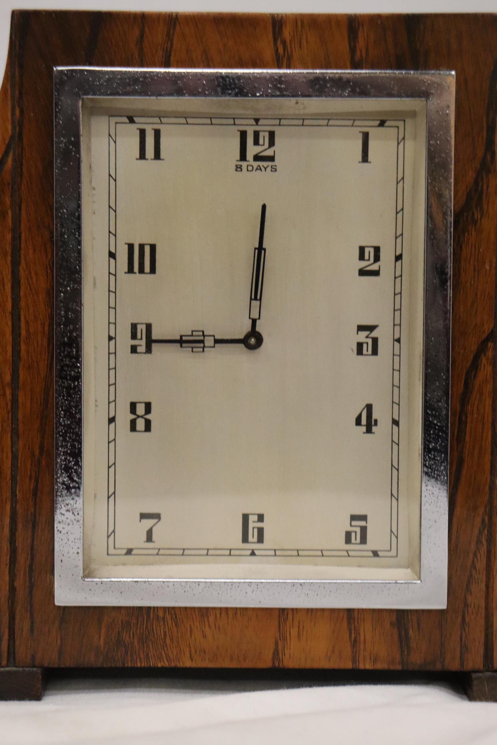 A DECO STYLE OAK 8 DAY MANTLE CLOCK WITH WIND UP MECHANISM SEEN WORKING BUT NO WARRANTY - Image 5 of 6