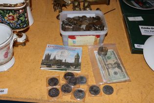 A LARGE QUANTITY OF VINTAGE COINS AND NOTES TO INCLUDE A VICTORIAN HALF CROWN, COMMEMORATIVE CROWNS,