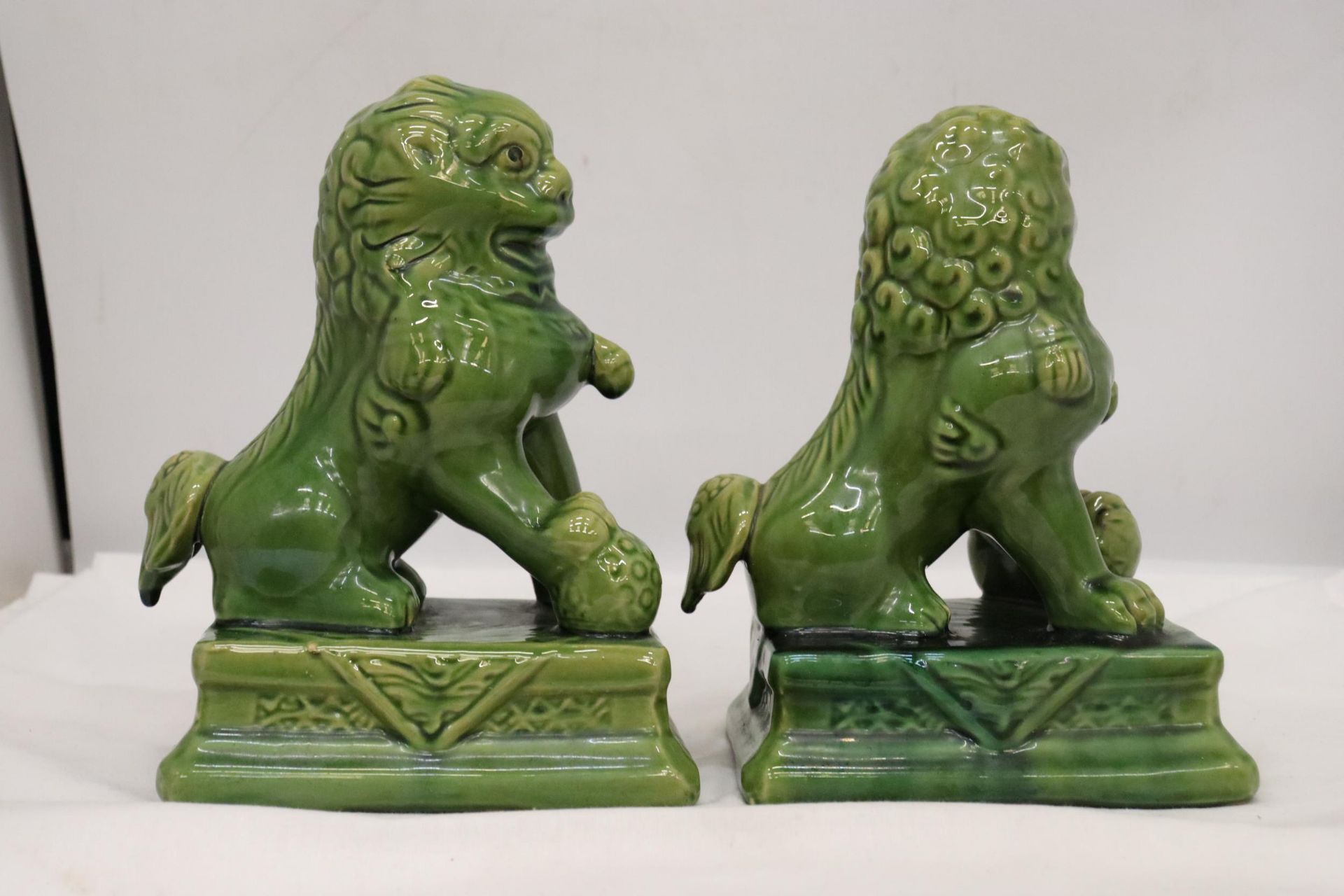 A PAIR VINTAGE GLAZED FOO DOG STATUES APPROXIMATELY 20CM TALL - Image 6 of 7