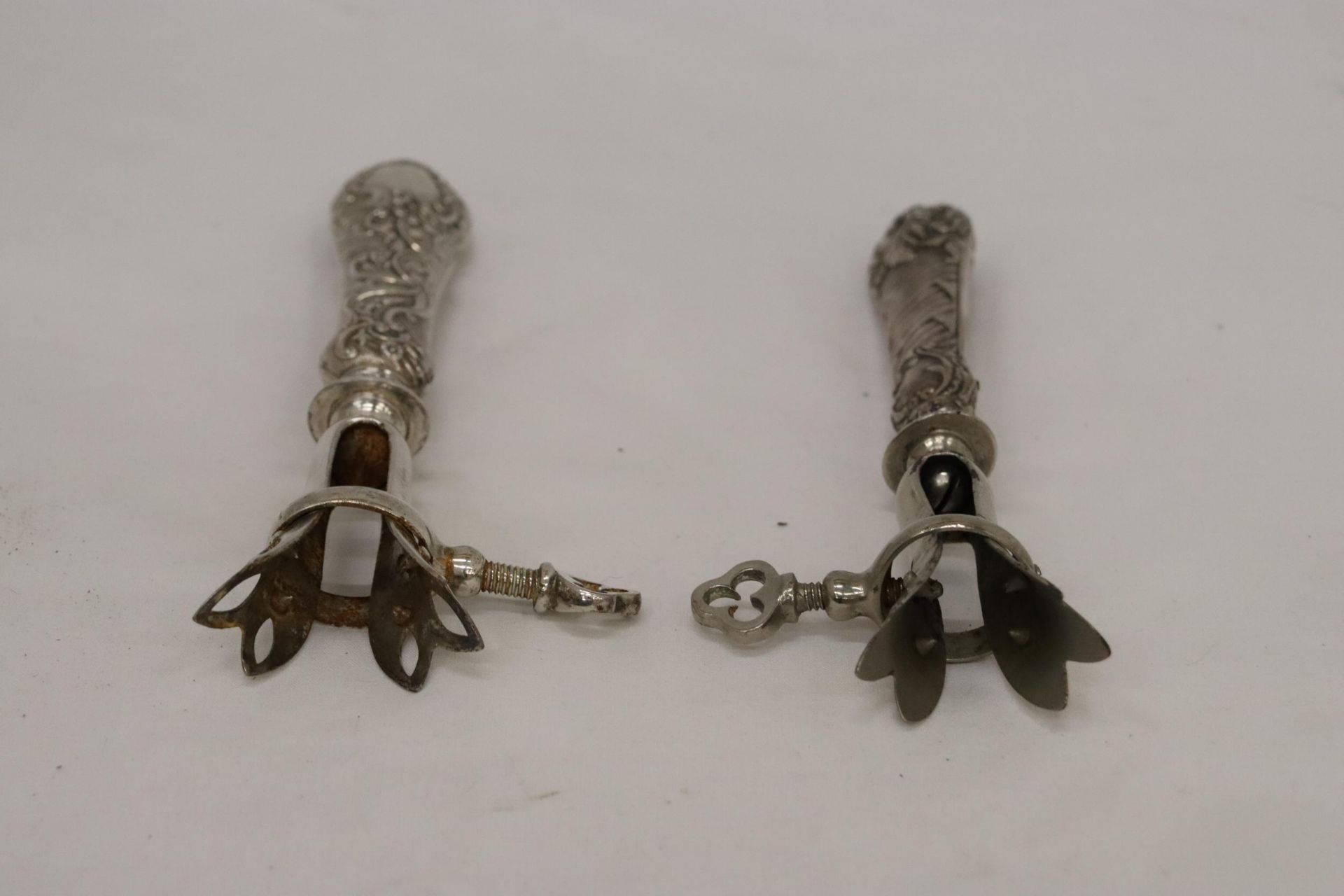 TWO VINTAGE CONTINENTAL, POSSIBLY SILVER, HANDLED GIGOT LAMB SHANK/HAM BONE HOLDERS - Image 6 of 6