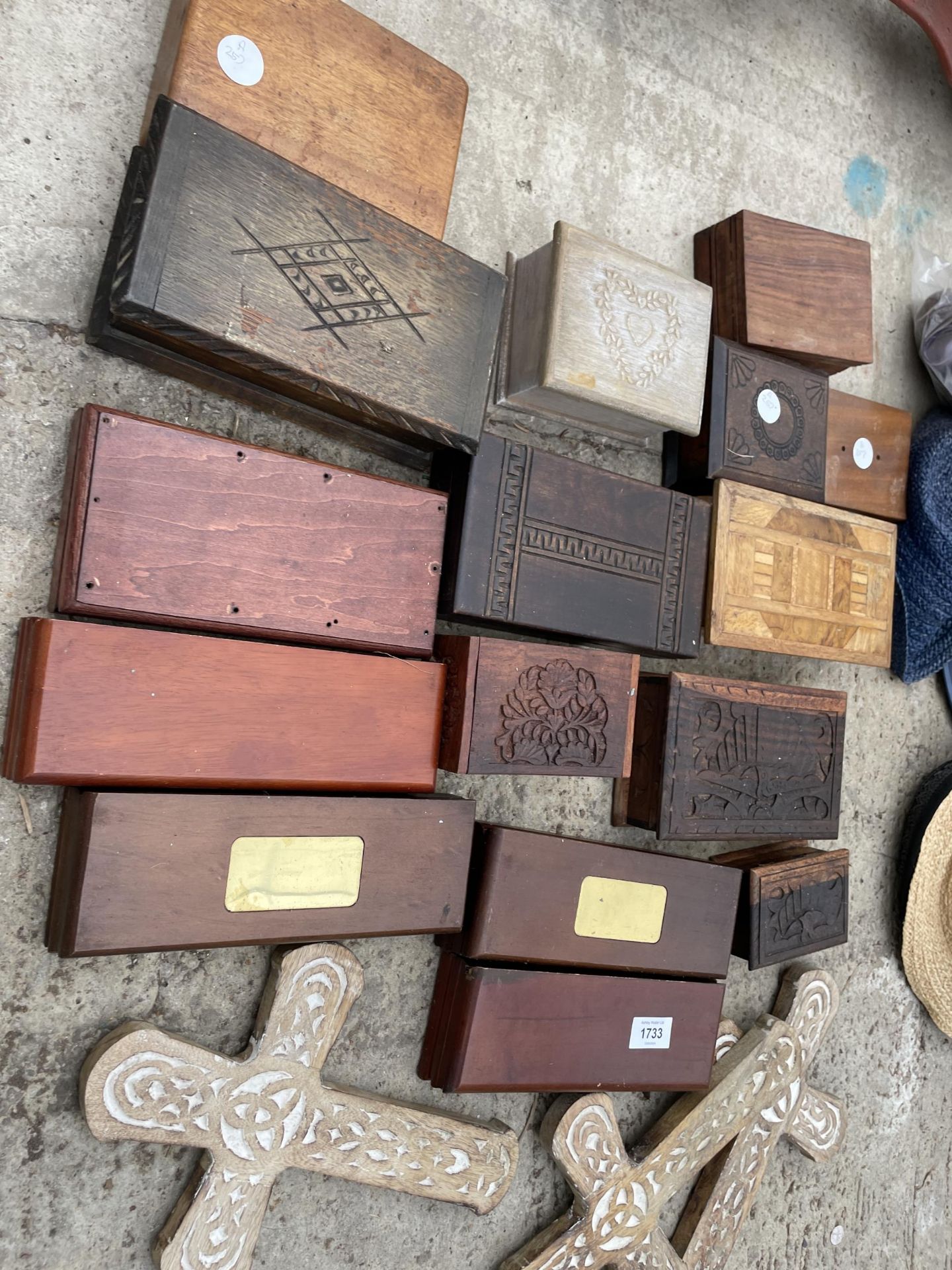 AN ASSORTMENT OF VARIOUS TREEN BOXES AND THREE WOODEN CRUCIFIX ETC - Image 2 of 6