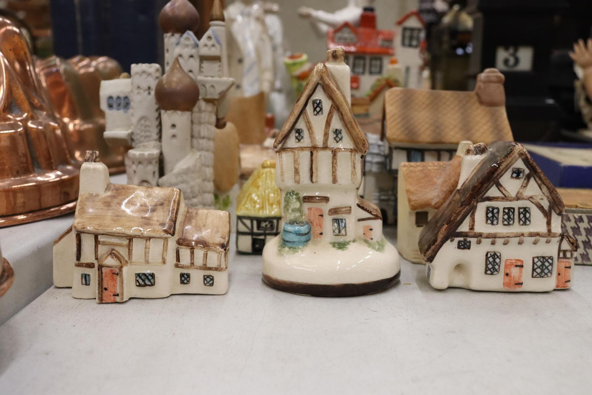 A MIXED LOT TO INCLUDE STAFFORDSHIRE FLATBACKS, CERAMIC CLOWNS, MODEL HOUSES, ETC., - Image 3 of 11