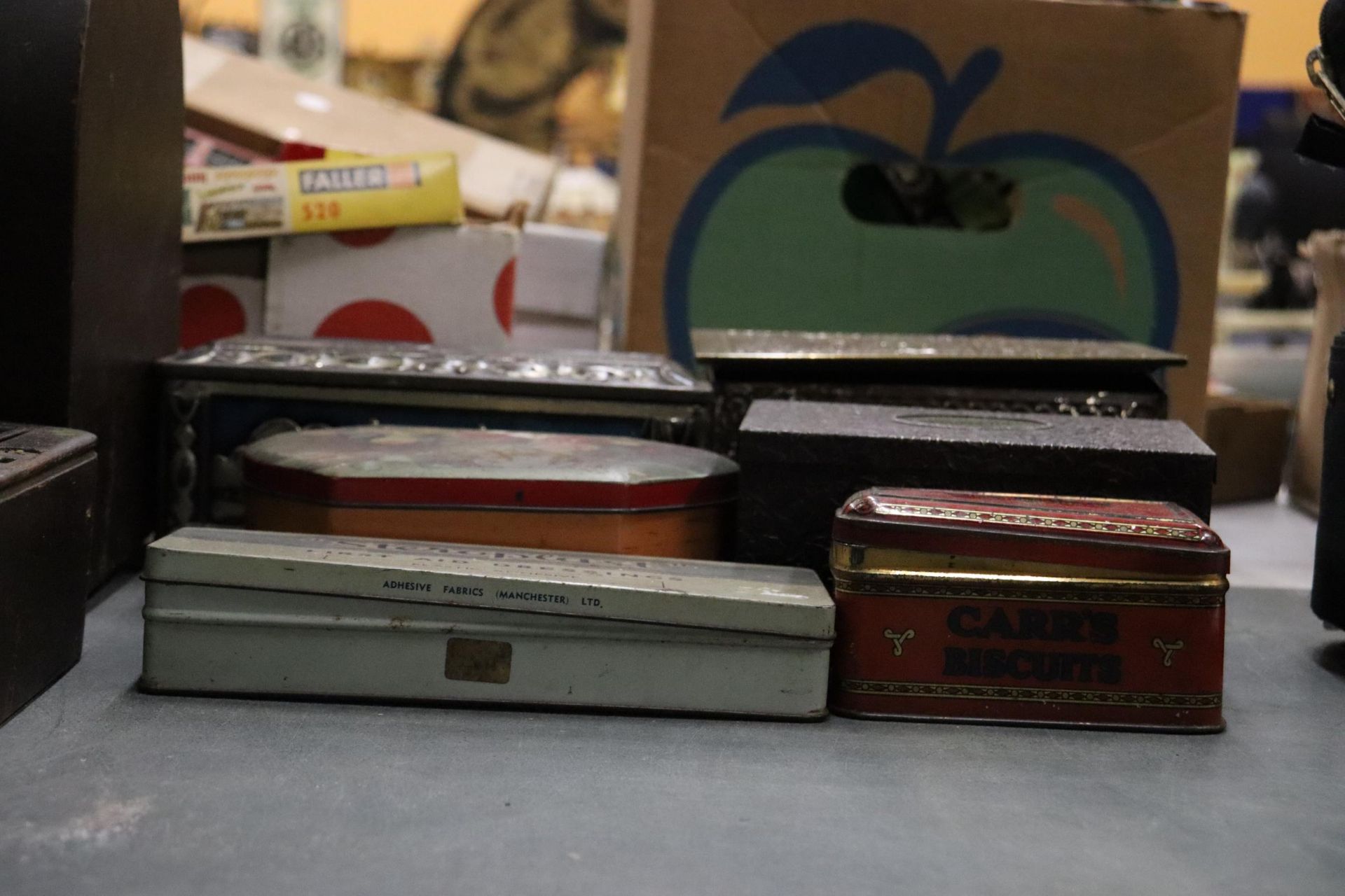 A QUANTITY OF VINTAGE TINS TO INCLUDE CO-OPERATIVE WHOLESALE SOAP WORKS, ETC - 6 IN TOTAL - Image 9 of 10