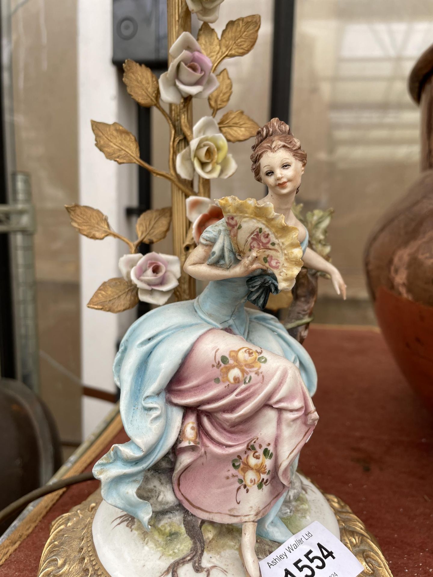 A DECORATIVE BRASS TABLE LAMP WITH CERAMIC FEMALE FIGURE - Image 4 of 4