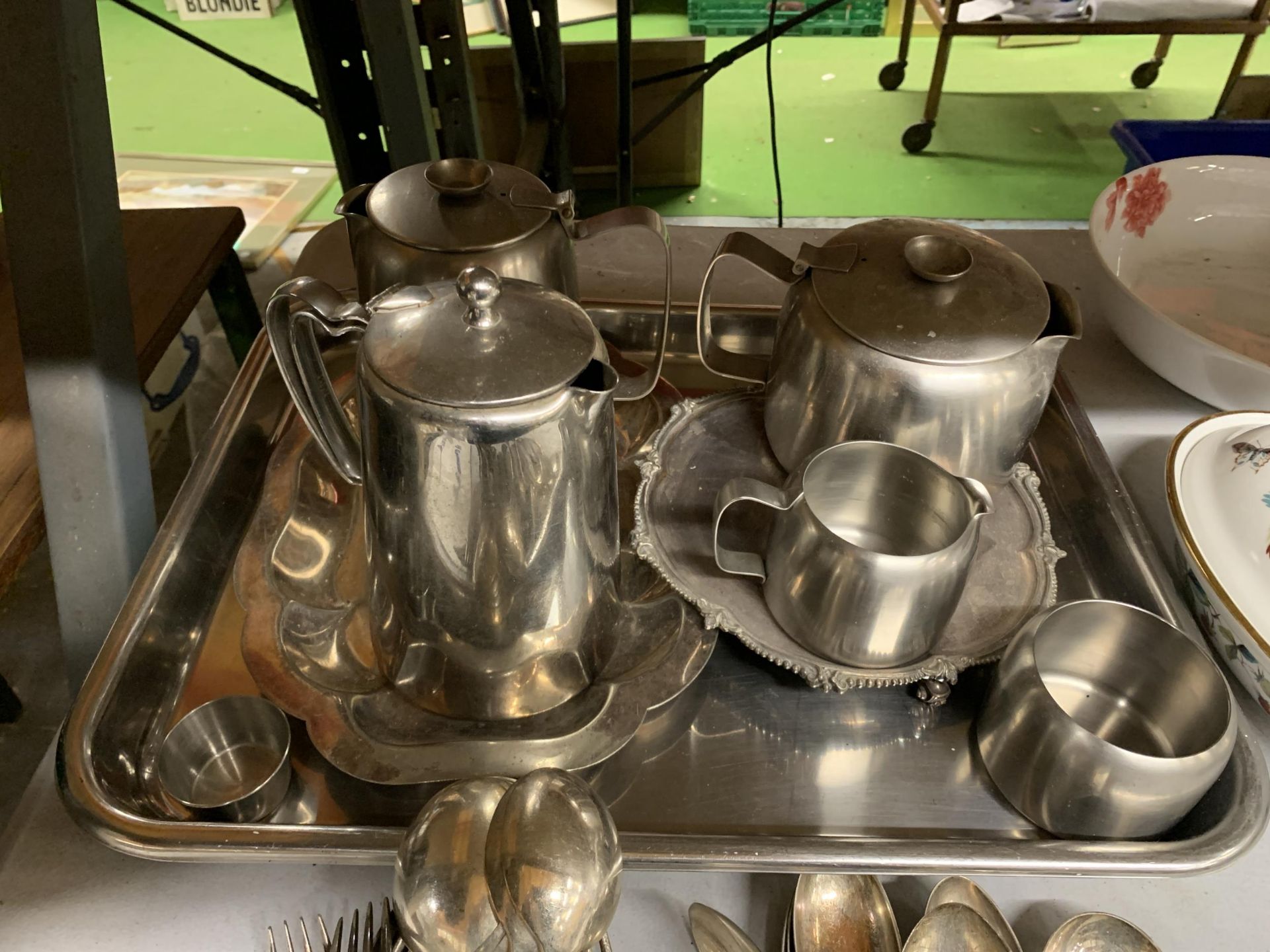 A STAINLESS STEEL TEASET TO INCLUDE A TEAPOT, COFFEE POT, HOT WATER POT, CREAM JUG, SUGAR BOWL, - Image 3 of 4