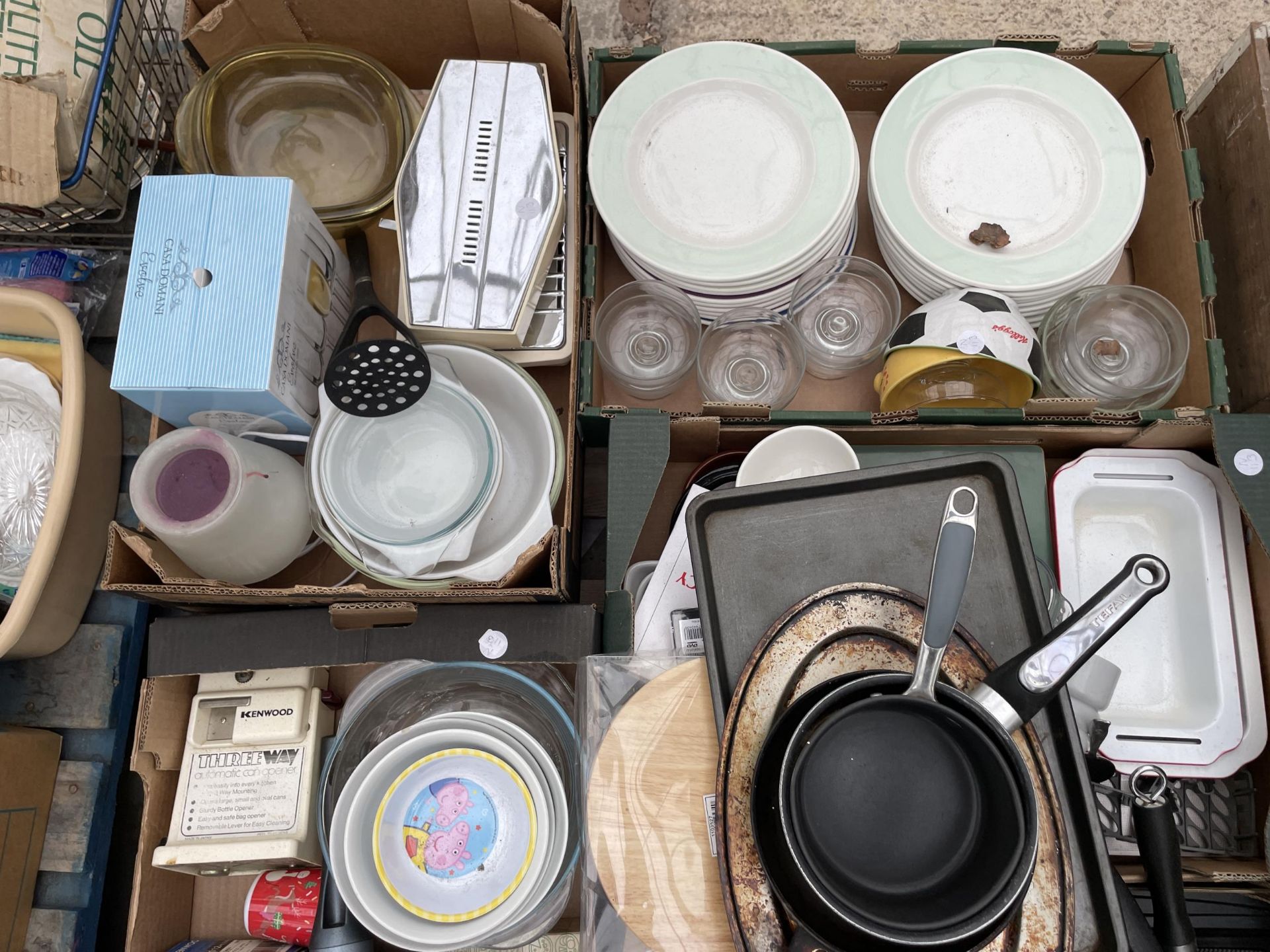 AN ASSORTMENT OF HOUSEHOLD CLEARANCE ITEMS - Image 2 of 3