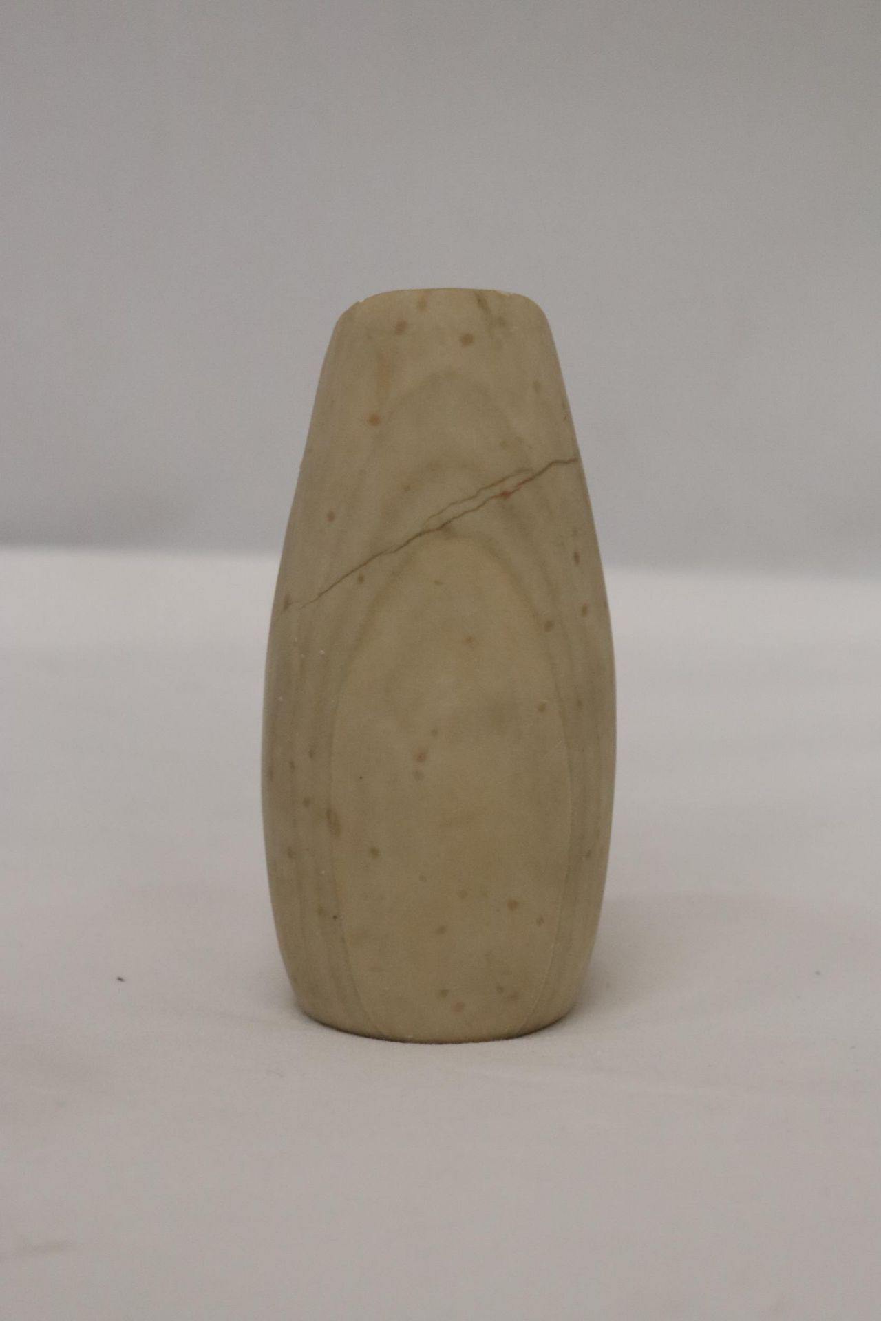 A SMALL STONE CARVED RUSSIAN ARTEFACT, HEIGHT 12CM - Image 2 of 4