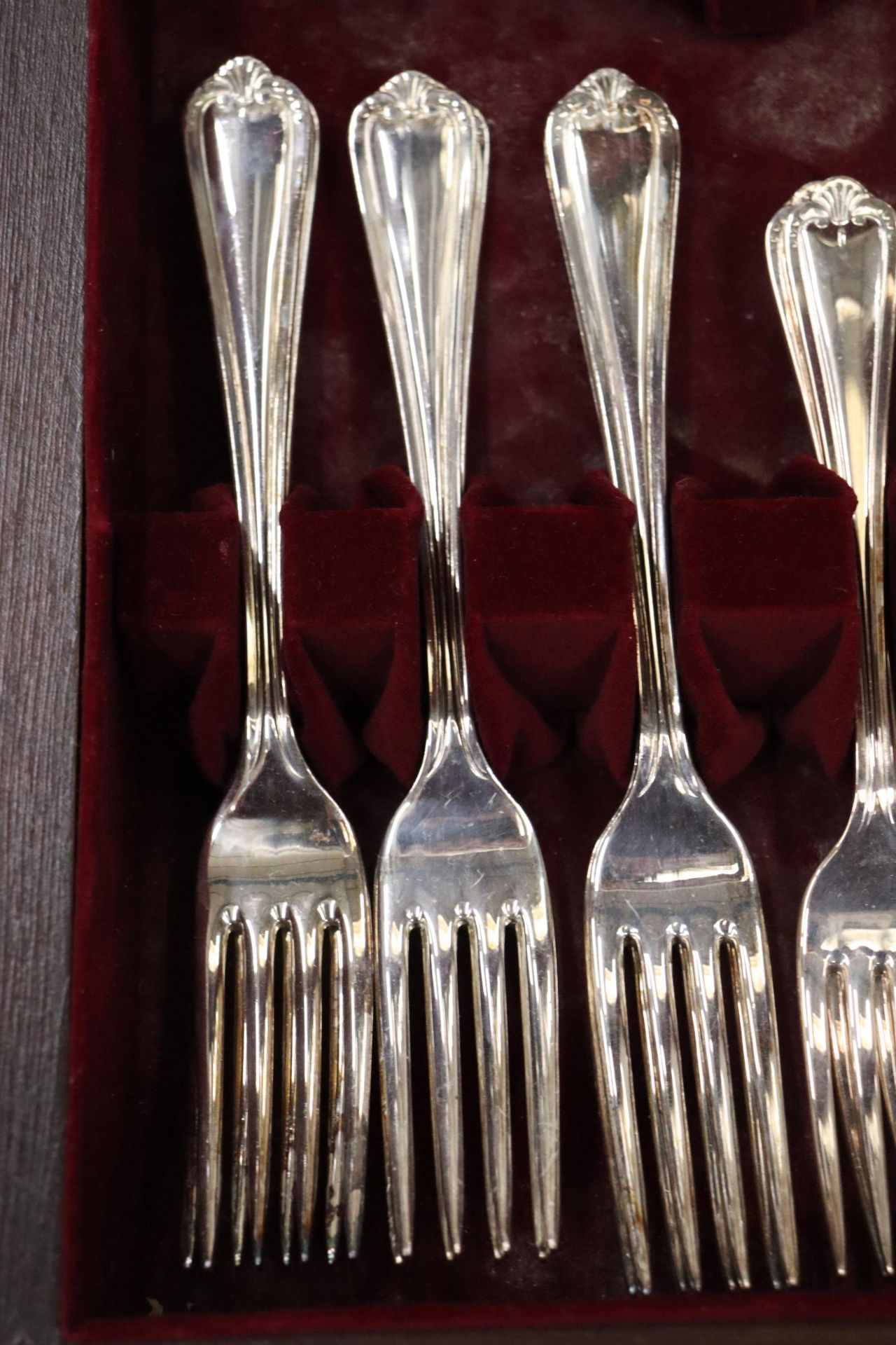 A LARGE CANTEEN OF CUTLERY - Image 6 of 12