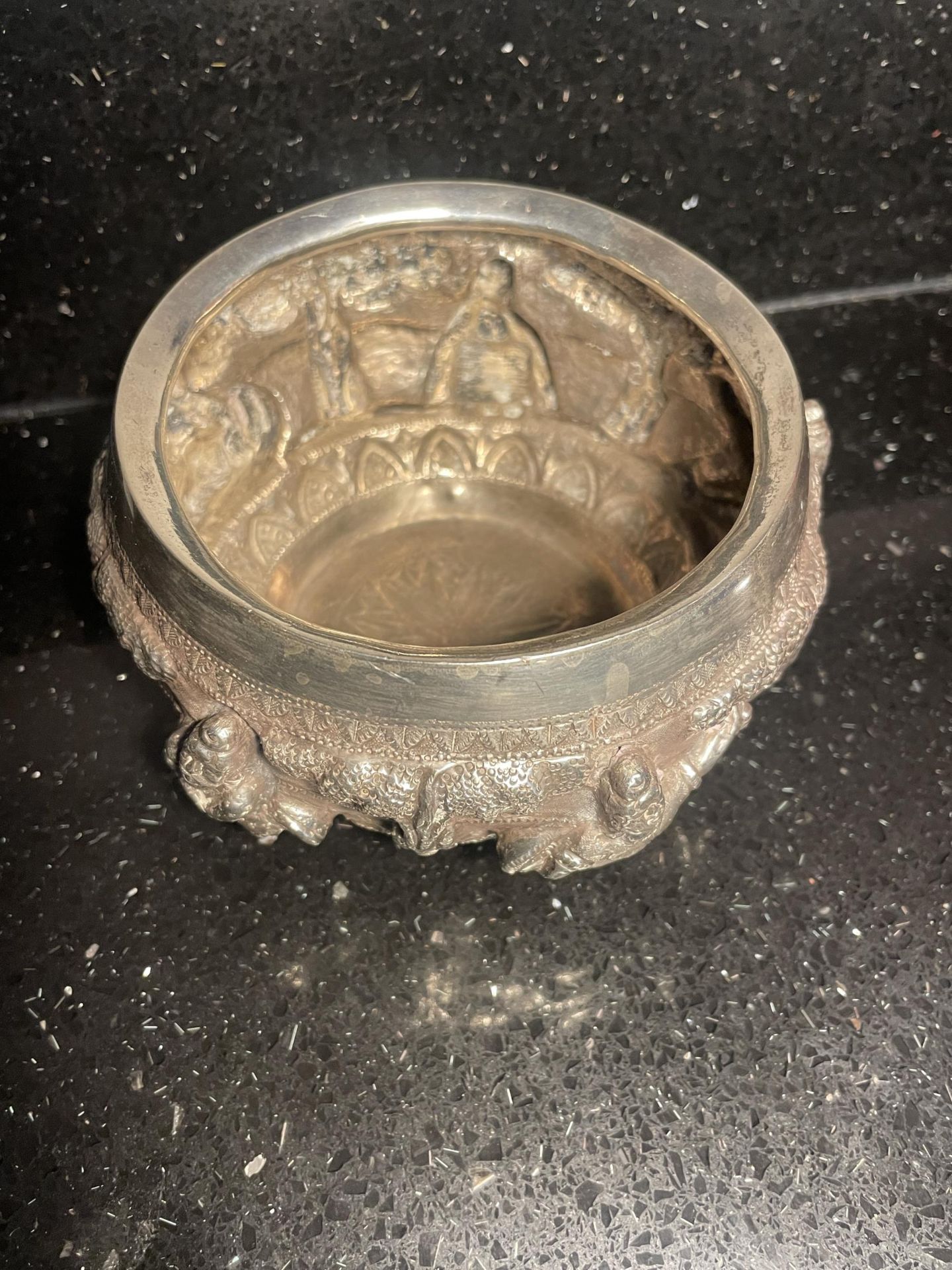 AN INDIAN SILVER DISH DECORATED WITH CHERUBS GROSS WEIGHT 230 GRAMS - Image 3 of 4
