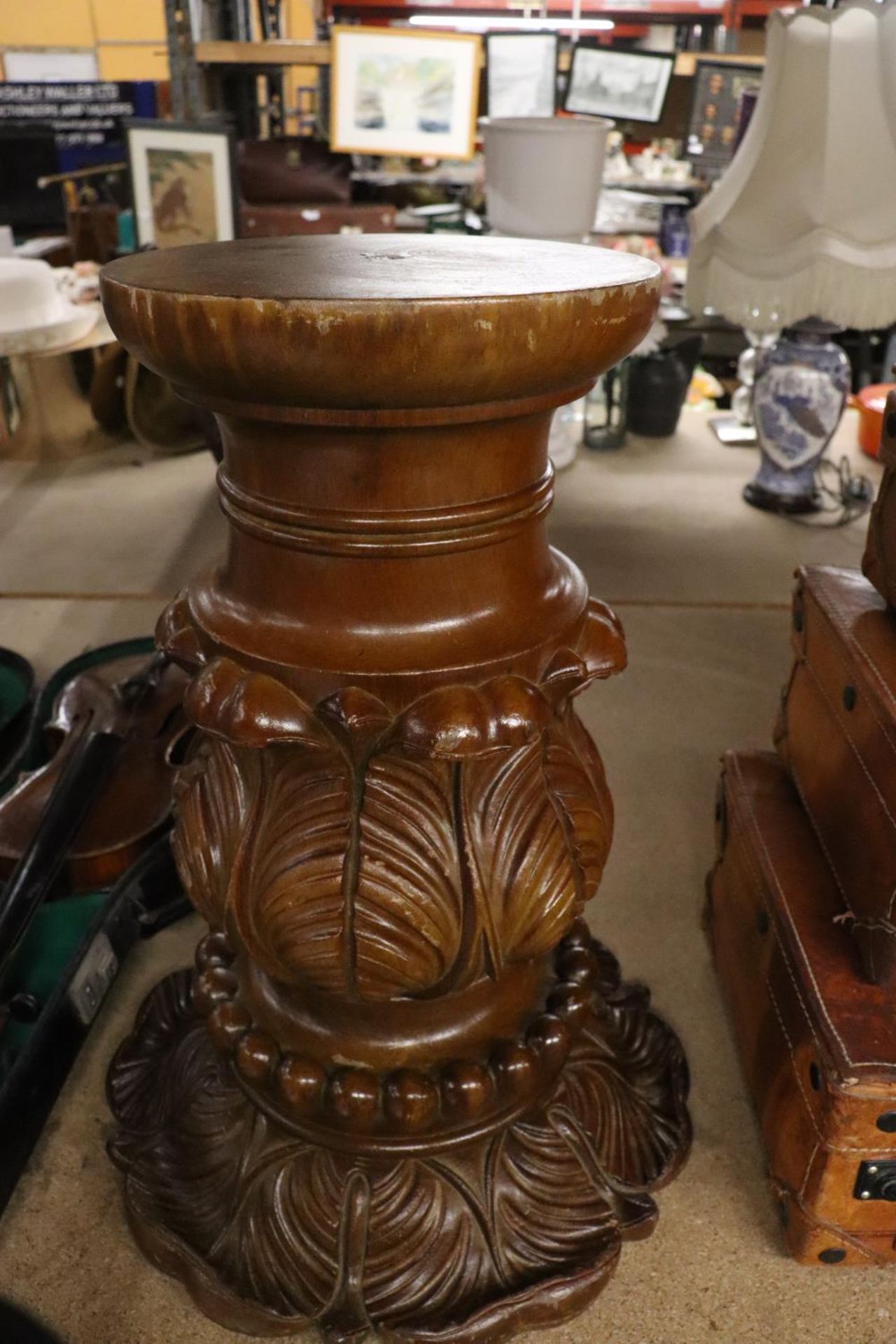 A VERY HEAVY CARVED WOODEN PLANT STAND, HEIGHT APPROX 50CM - Image 2 of 4