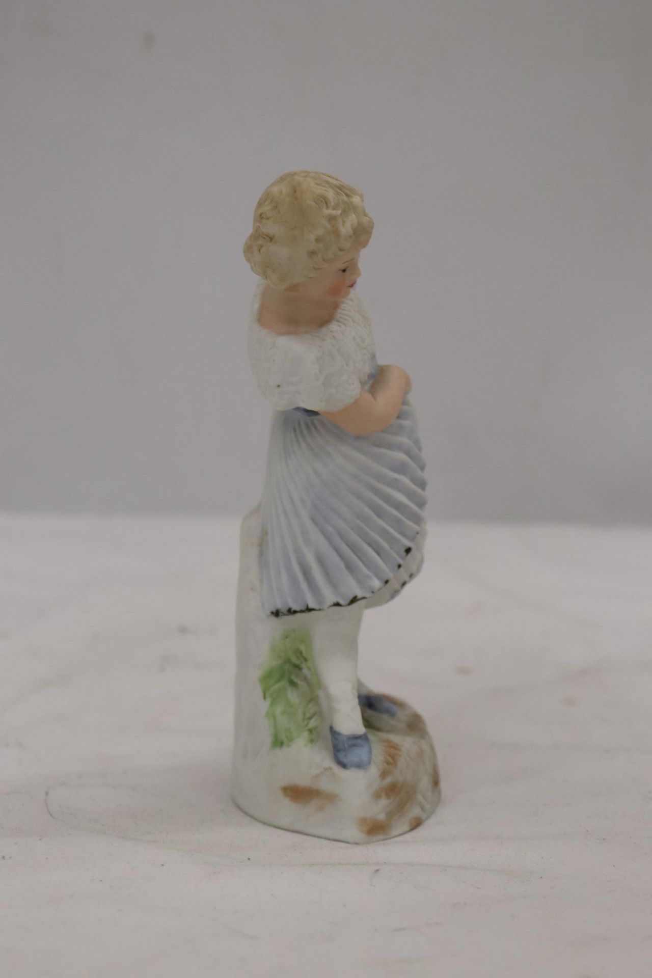 A BISQUE FIGURE OF A YOUNG LADY, MARKED TO THE BASE - Image 4 of 6