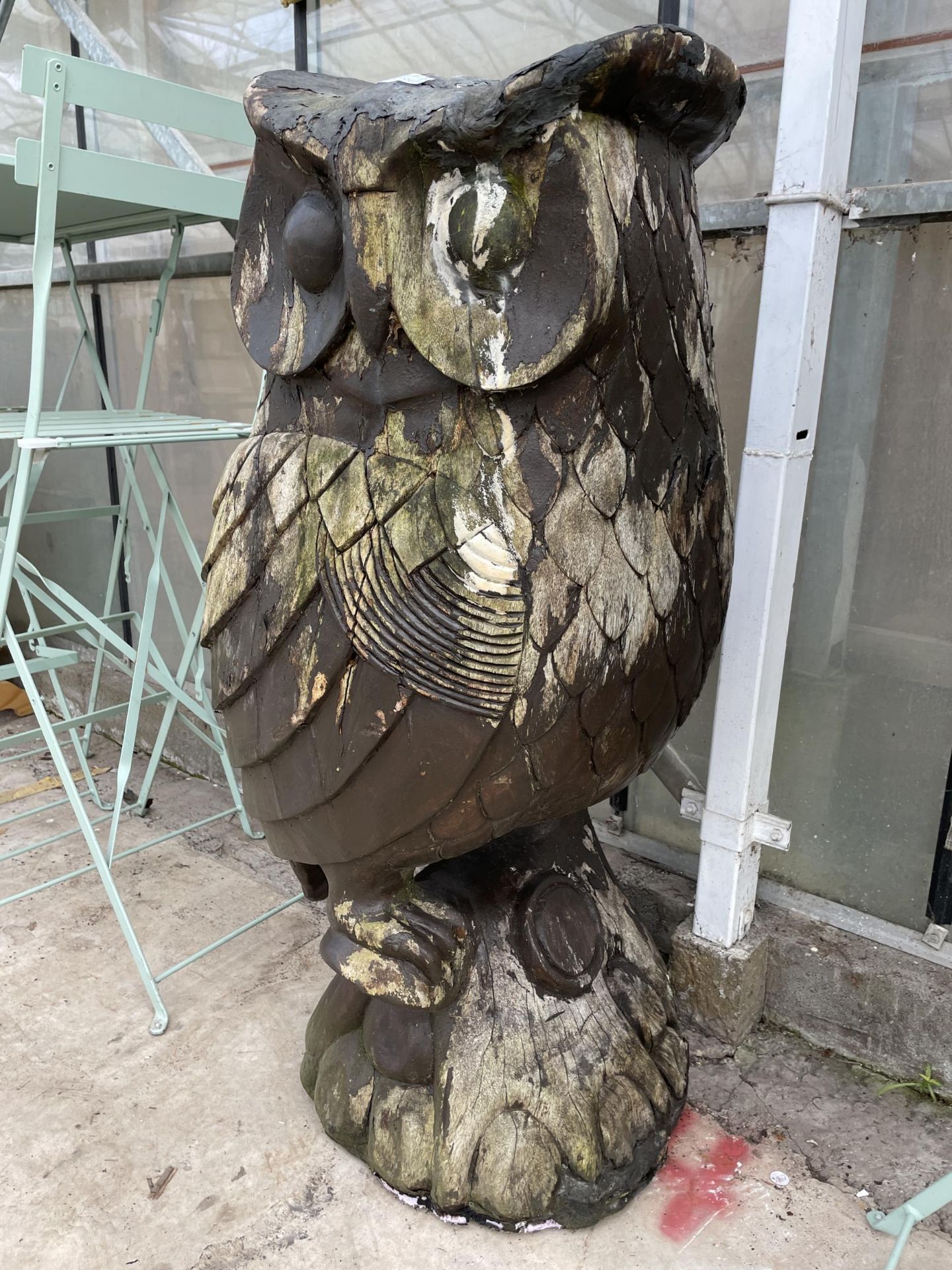 A LARGE CARVED WOOD FIGURE OF AN OWL (H:106CM) - Image 4 of 4