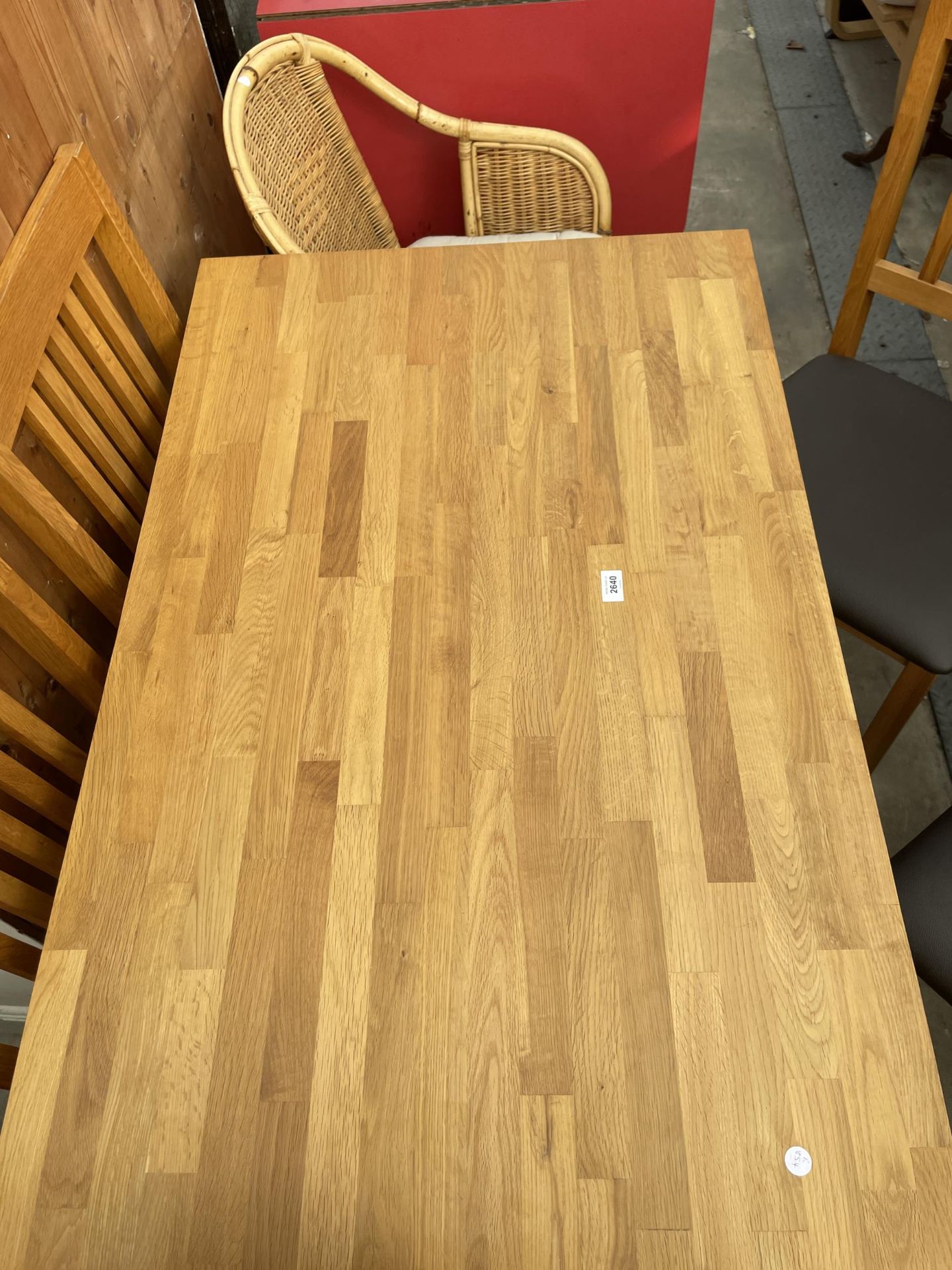 A MODERN OAK WOODBLOCK DINING TABLE, 45" X 28", AND FOUR CHAIRS - Image 4 of 5
