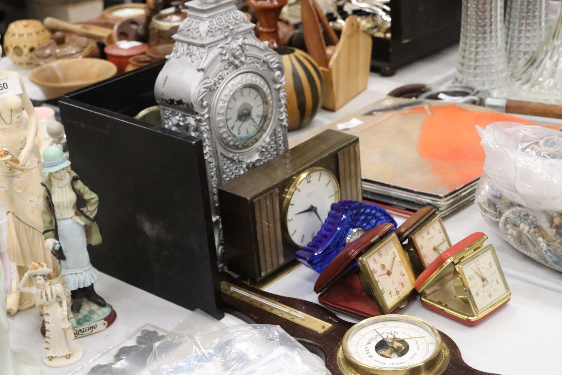 SEVEN VINTAGE CLOCKS AND A BAROMETER - Bild 2 aus 10