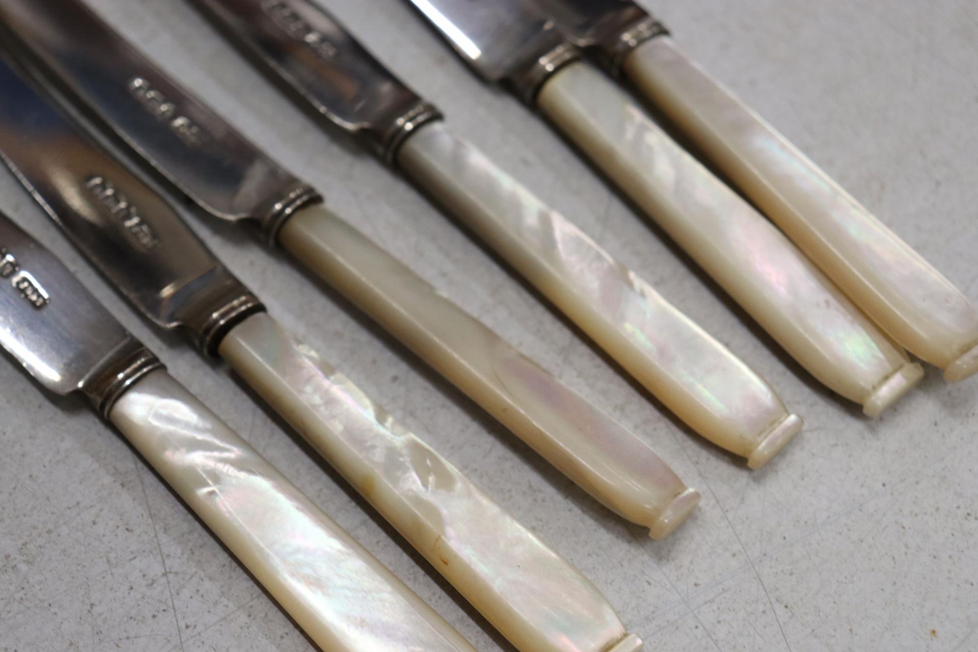 SIX HALLMARKED SHEFFIELD BUTTER KNIVES WITH PEARLISED HANDLES - Image 5 of 7