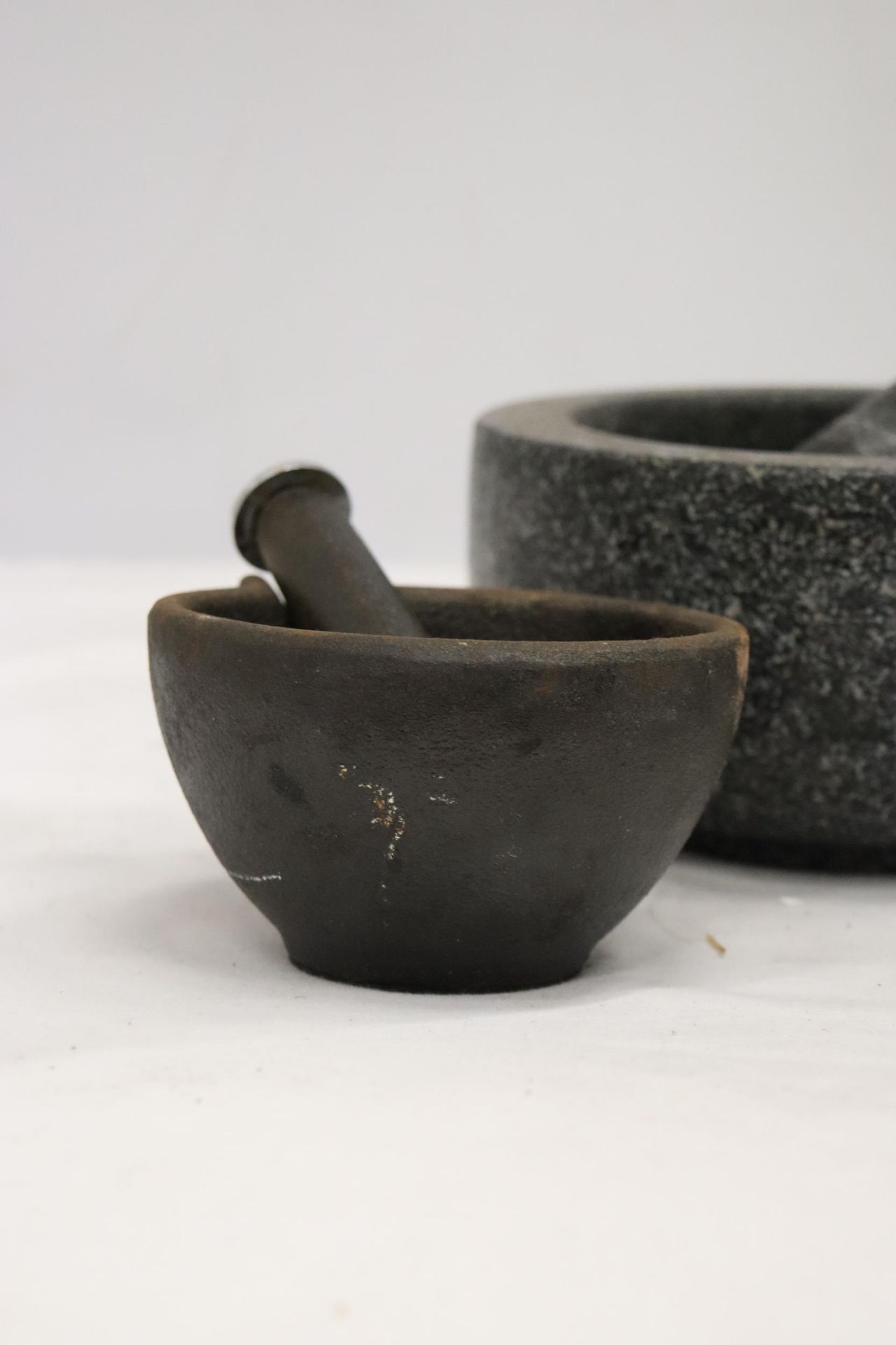 THREE HEAVY PESTLE AND MORTARS TO INCLUDE TWO MARBLE AND A CAST ONE - Image 4 of 7