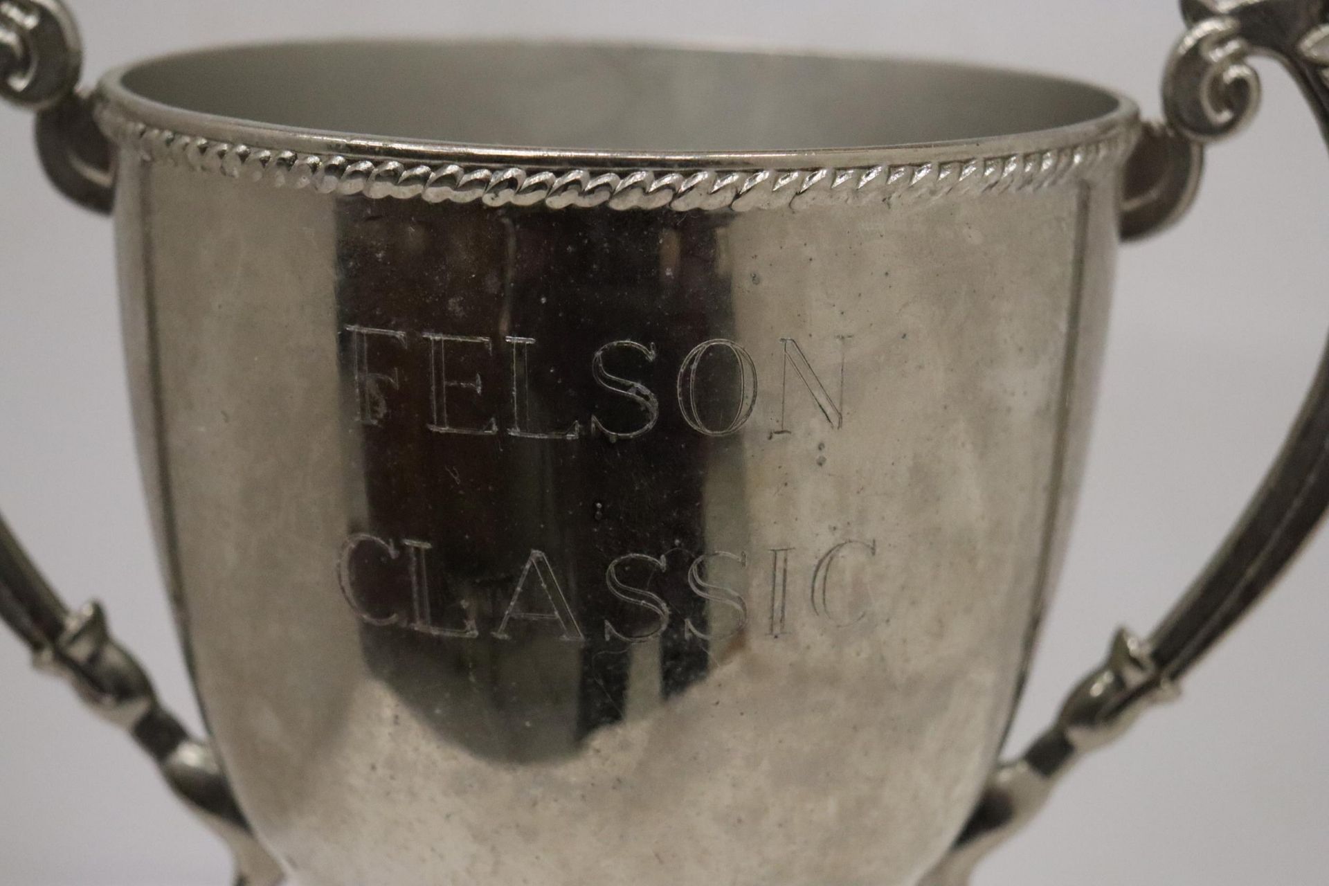 A LARGE SILVER PLATED TROPHY WITH THE INSCRIPTION 'FELSON CLASSIC', HEIGHT 31CM - Image 5 of 6