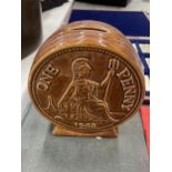 A VINTAGE CERAMIC 'ONE PENNY' MONEY BOX, HEIGHT 13CM