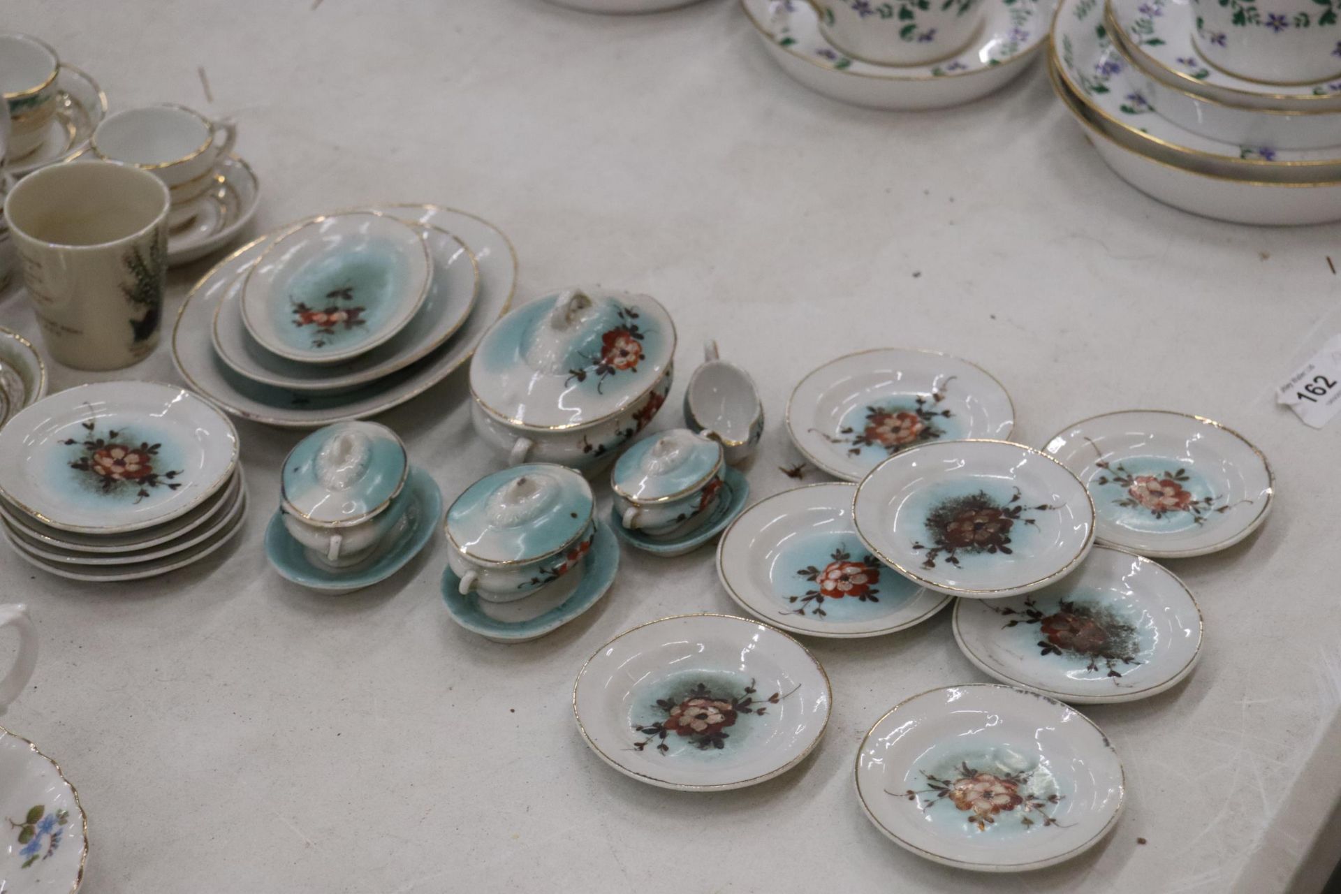 A VINTAGE DOLL'S TEASET AND DINNER SERVICE TO INCLUDE PLATES, CUPS, SAUCERS, TEAPOT, ETC - Image 2 of 10