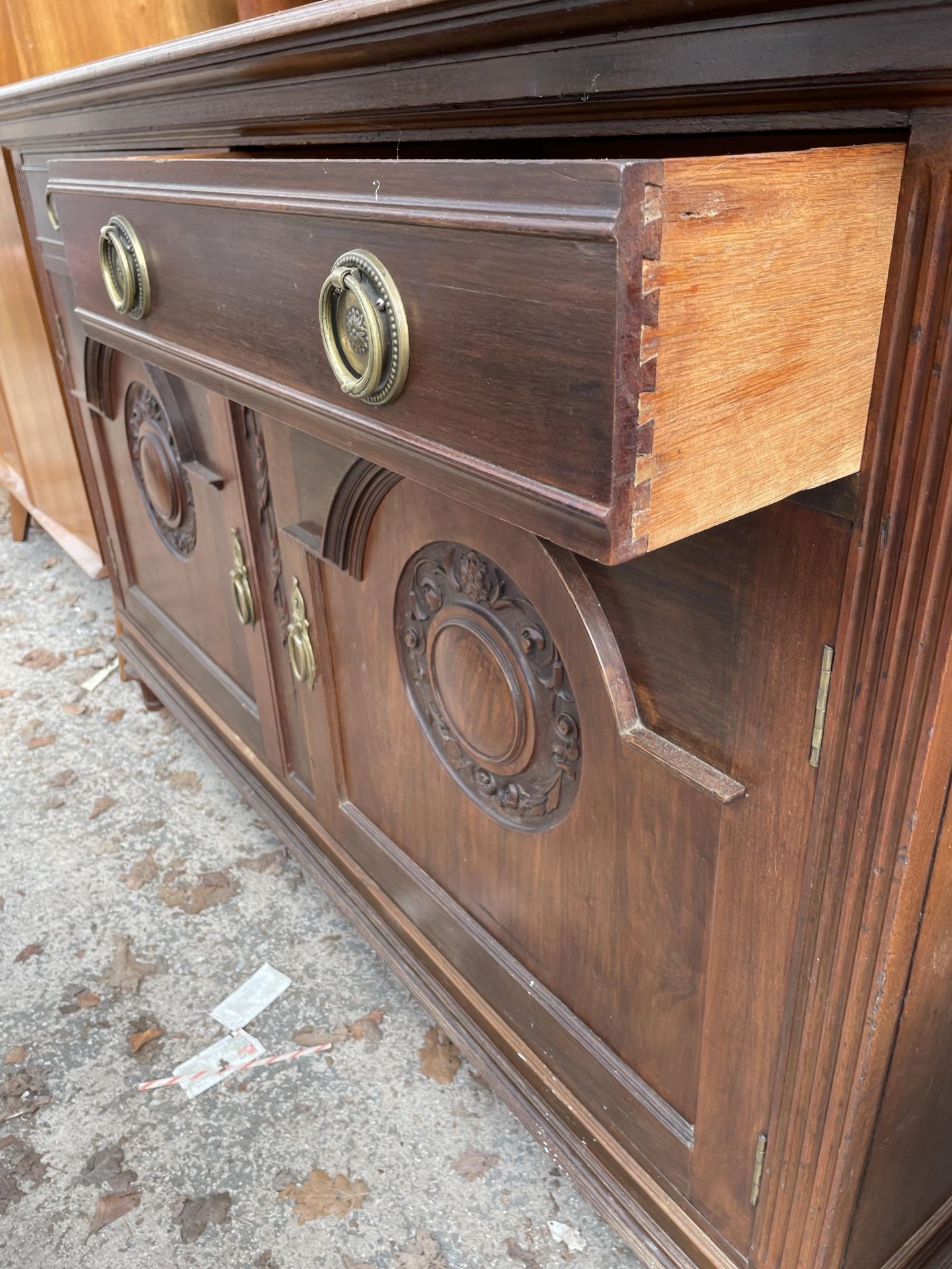 A LATE VICTORIAN MIRROR BACK SIDEBOARD WITH FLUTED COLUMNS AND CARVED PANEL DOORS TO BASE 62" WIDE - Image 4 of 8