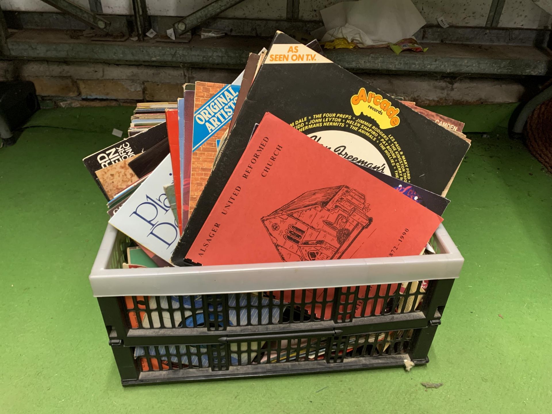 A LARGE QUANTITY OF VINYL LP RECORDS TO INCLUDE COMPILATIONS, MUSICALS, ETC