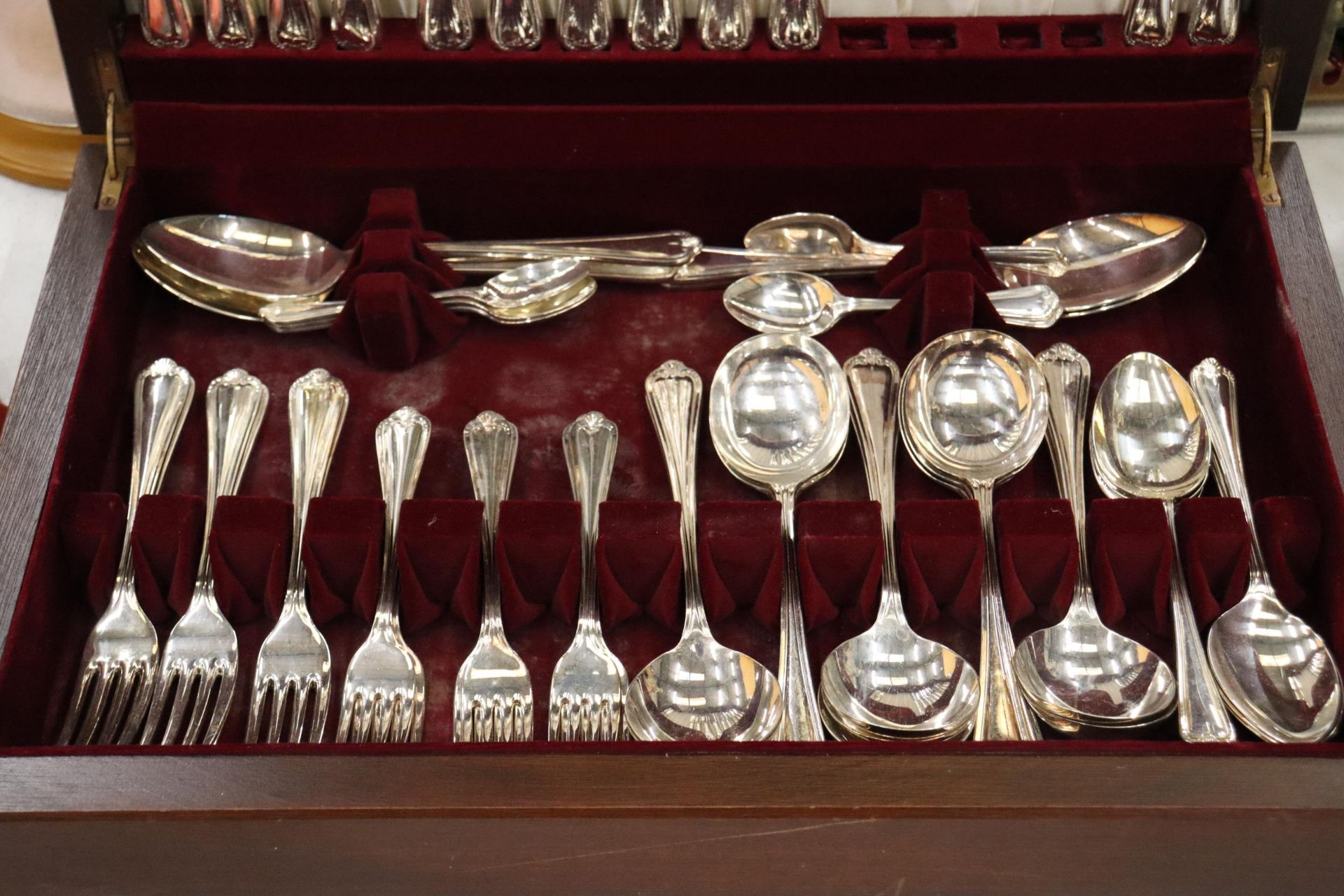 A LARGE CANTEEN OF CUTLERY - Image 3 of 12