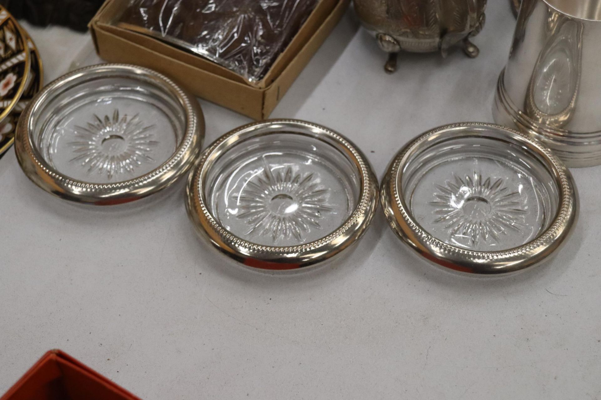 A QUANTITY OF SILVER PLATED ITEMS TO INCLUDE A TEAPOT, TANKARDS, A TROPHY, HIP FLASK, CLOCKS, ETC - Image 4 of 12