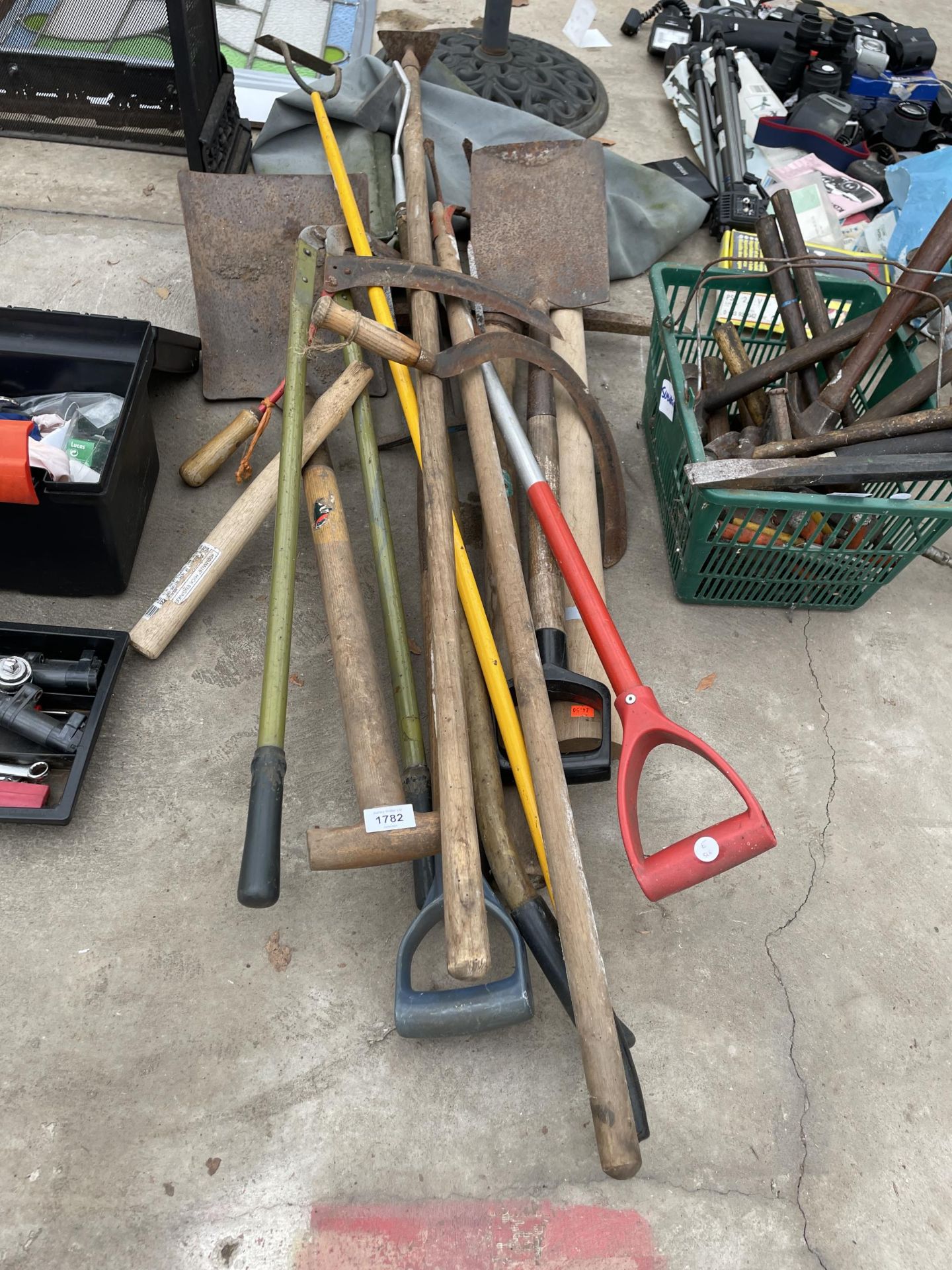 A COLLECTION OF GARDEN TOOLS TO INCLUDE SPADES, RAKES AND SHEARS ETC