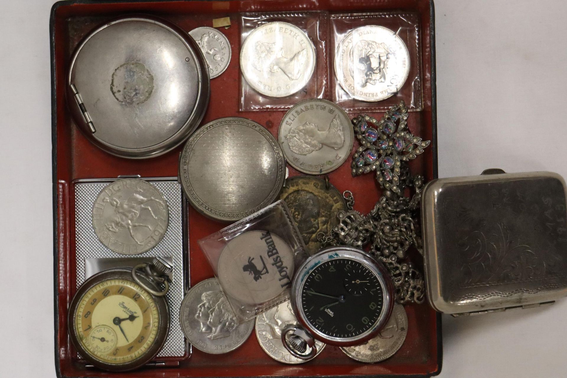 A QUANTITY OF COSTUME JEWELLERY TO INCLUDE POCKET WATCHES IN NEED OF REPAIR, RINGS, PENDANTS, COINS, - Image 3 of 8