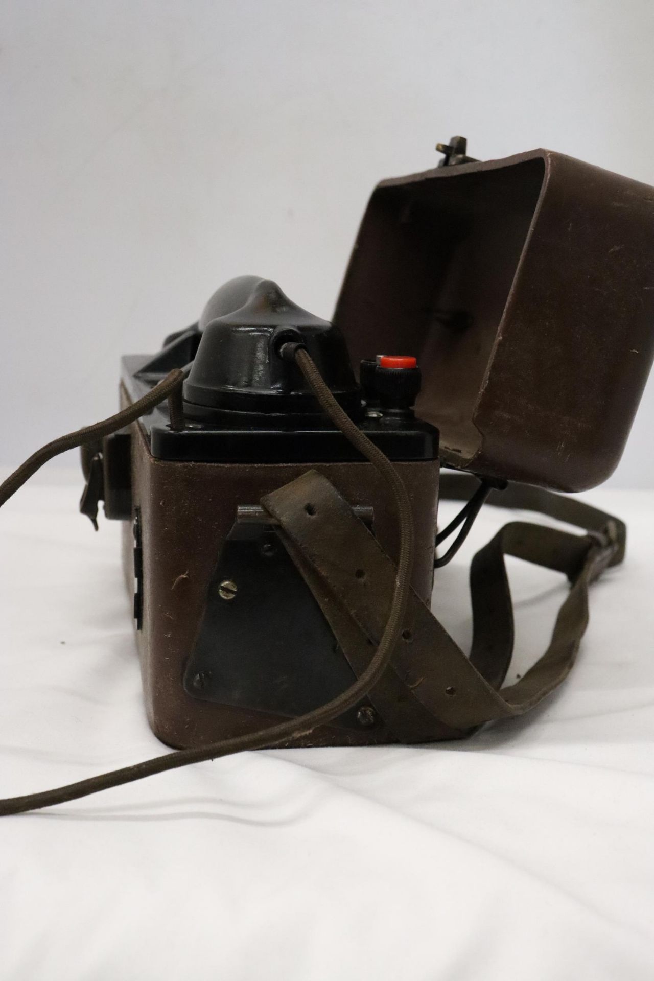 A WORLD WAR 11 MILITARY TELEPHONE IN A LEATHER CASE - Image 6 of 7