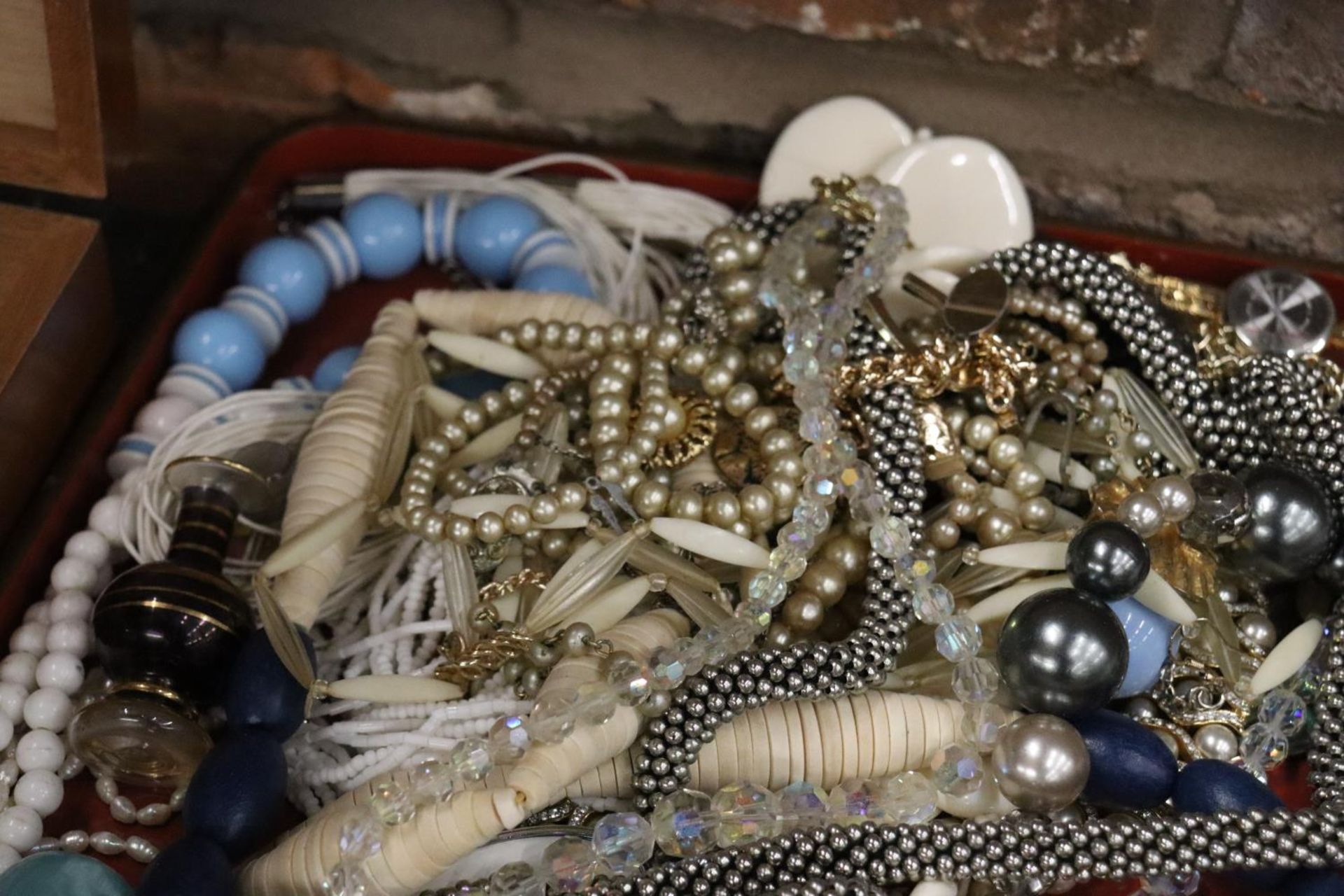 A TRAY CONSISTING OF A QUANTITY OF COSTUME JEWELLERY - Image 3 of 7