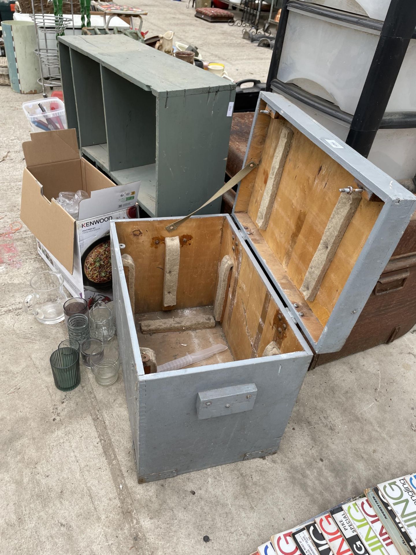 AN ASSORTMENT OF STORAGE BOXES AND CHESTS AND A COLLECTION OF GLASS WARE - Image 3 of 4