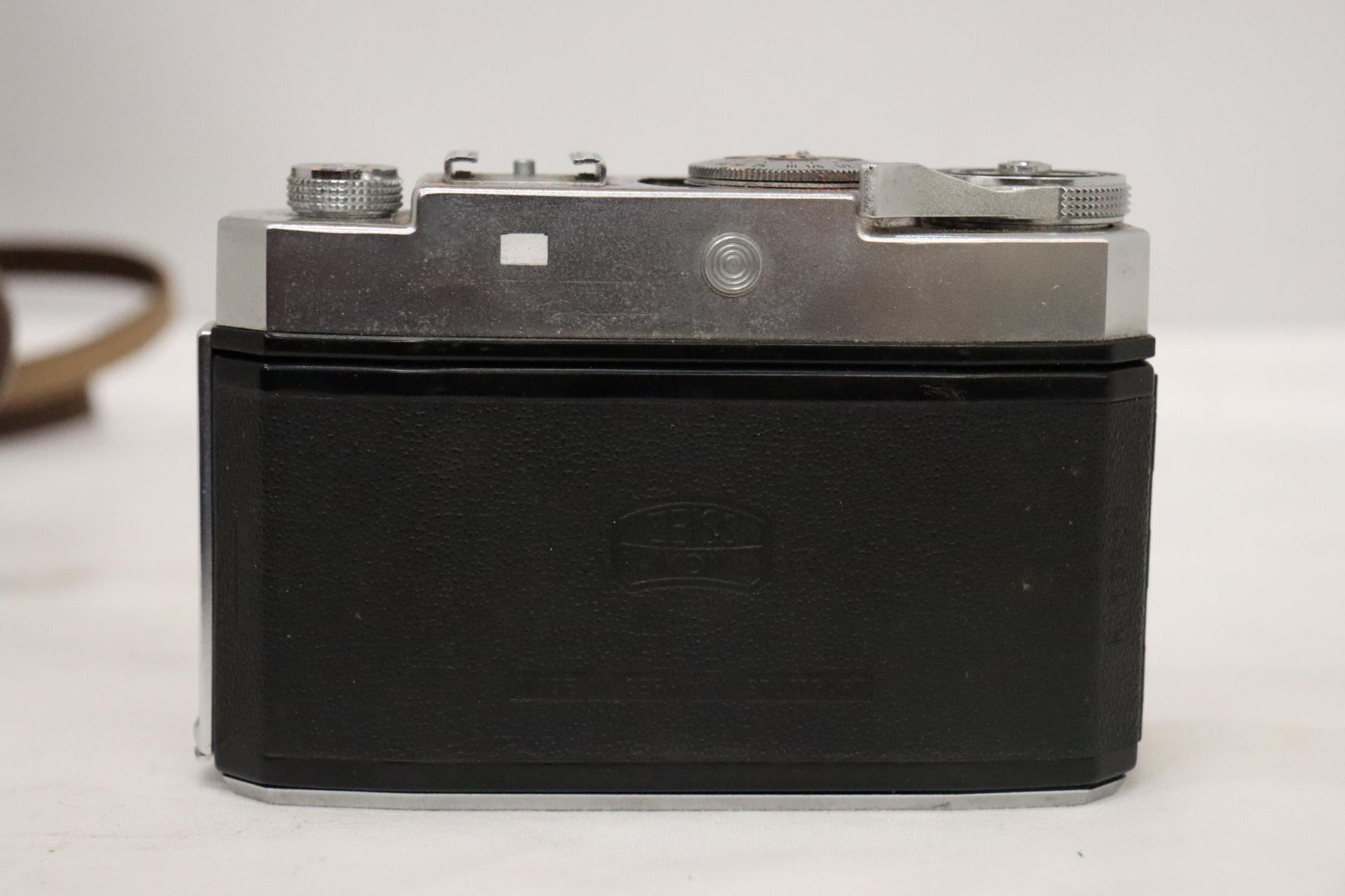 A VINTAGE ZEISS IKON, CONTINA, CAMERA IN A LEATHER CASE, BOXED - Image 5 of 8