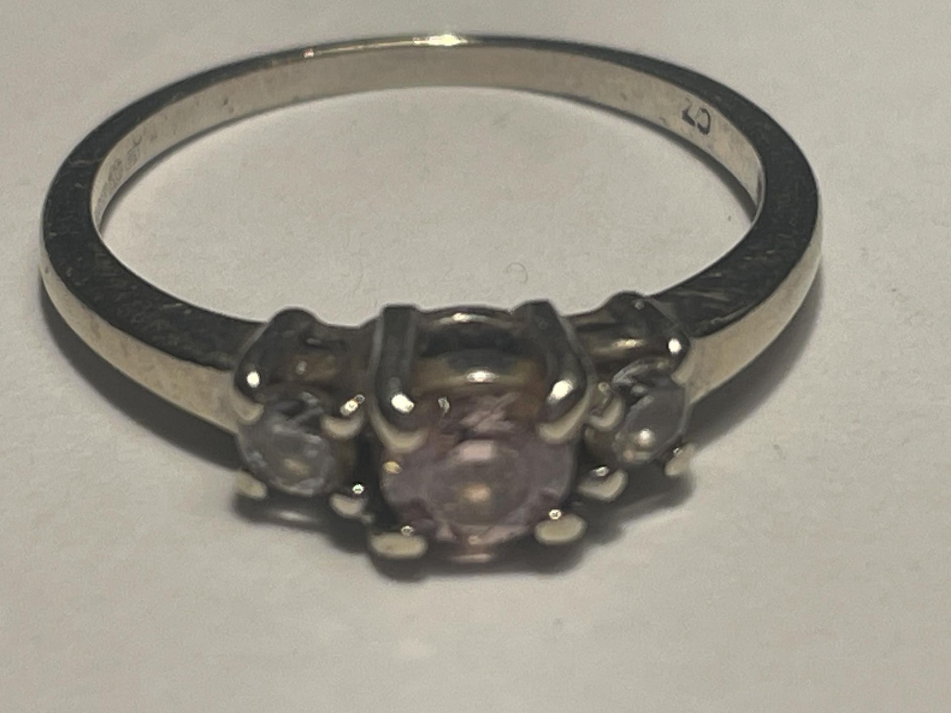 A 9 CARAT GOLD RING WITH PINK TOPAZ AND CUBIC ZIRCONIA STONES SIZE H/1