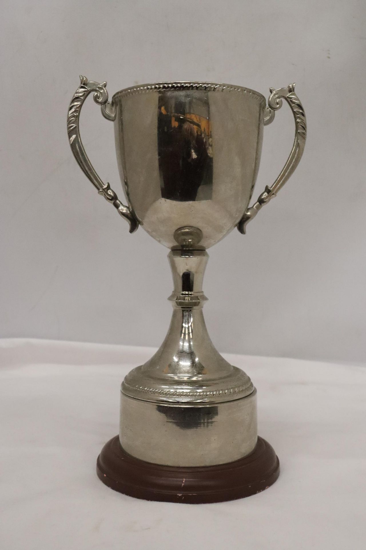 A LARGE SILVER PLATED TROPHY WITH THE INSCRIPTION 'FELSON CLASSIC', HEIGHT 31CM - Image 3 of 6
