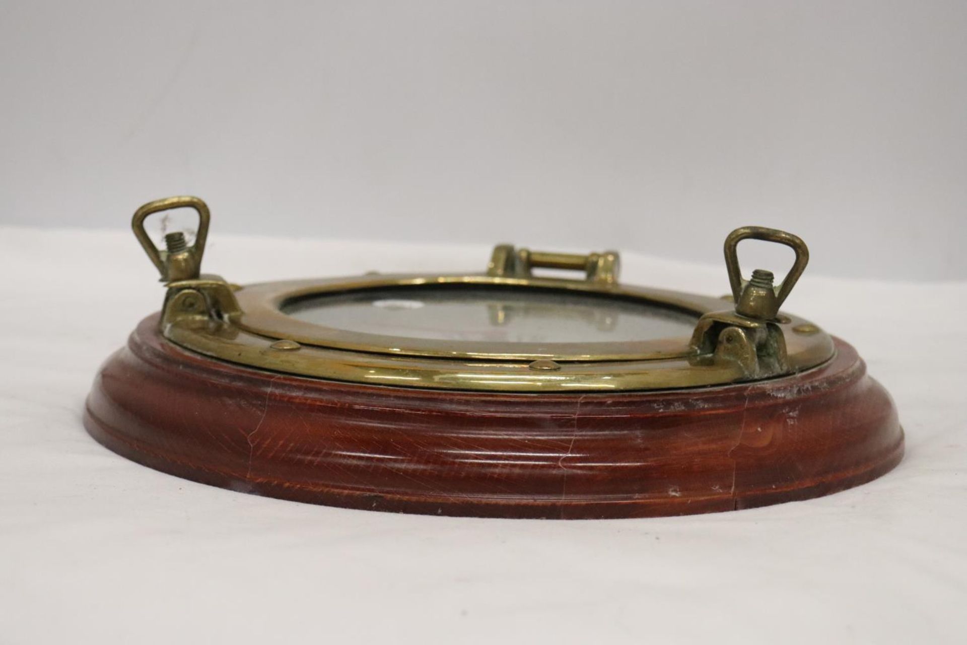 A 20TH CENTURY SWISS MARINE SHIPS PORTHOLE WALL CLOCK WOOD AND SOLID BRASS WITH BATTERY MOVEMENT - Bild 3 aus 3