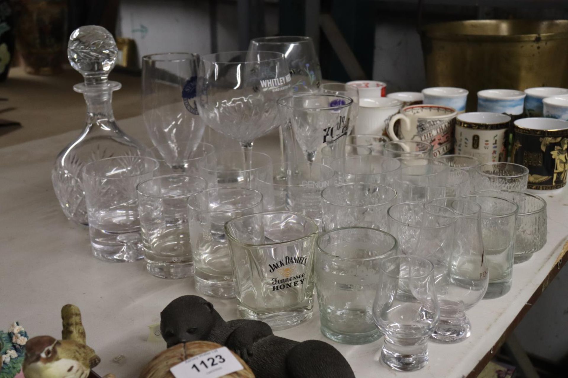 A QUANTITY OF VARIOUS GLASSWARE TO INCLUDE A DECANTER, GIN GLASSES, TUMBLERS ETC - Image 3 of 6