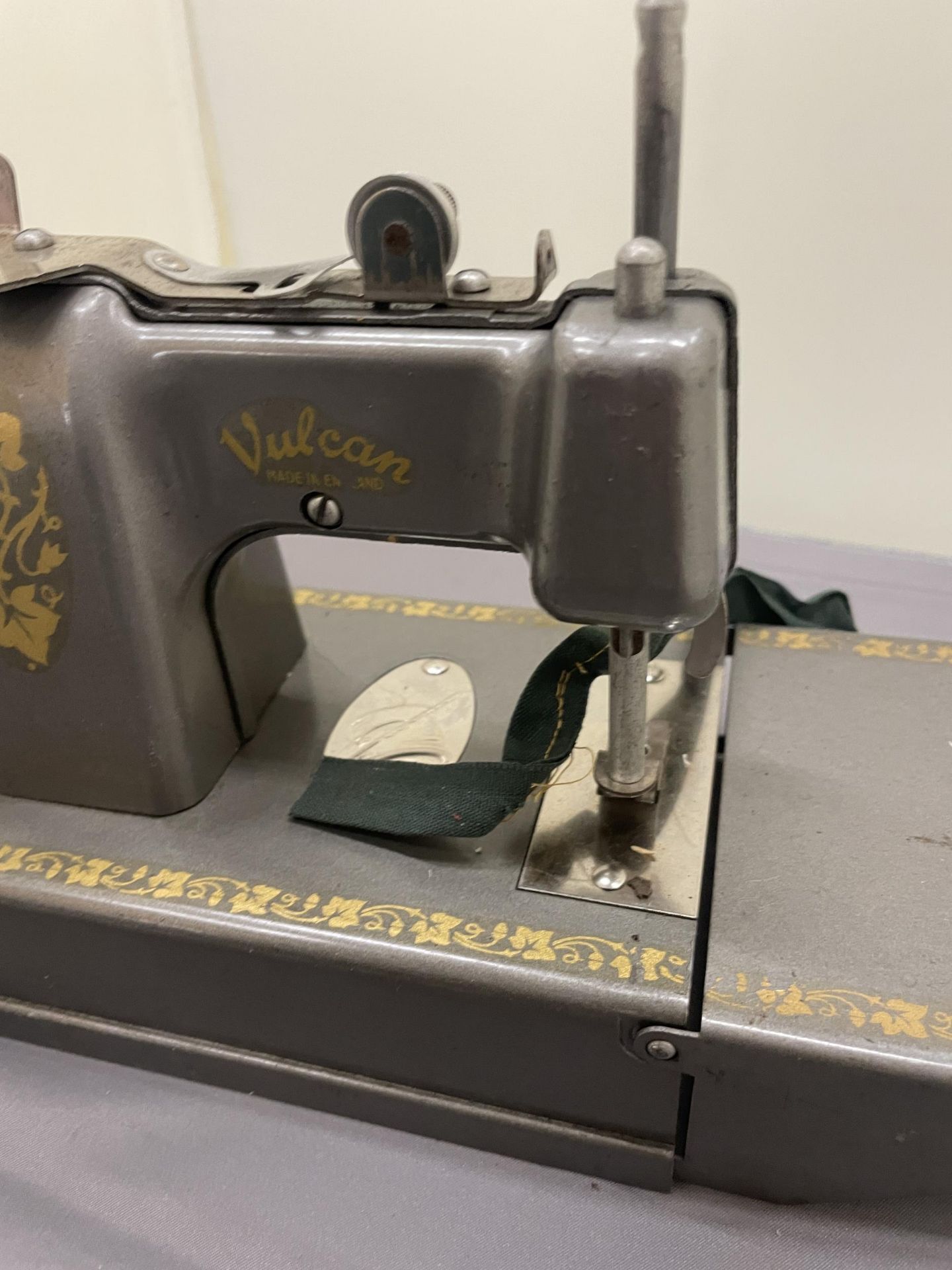 A VINTAGE VULCAN SMALL SEWING MACHINE - Image 3 of 3
