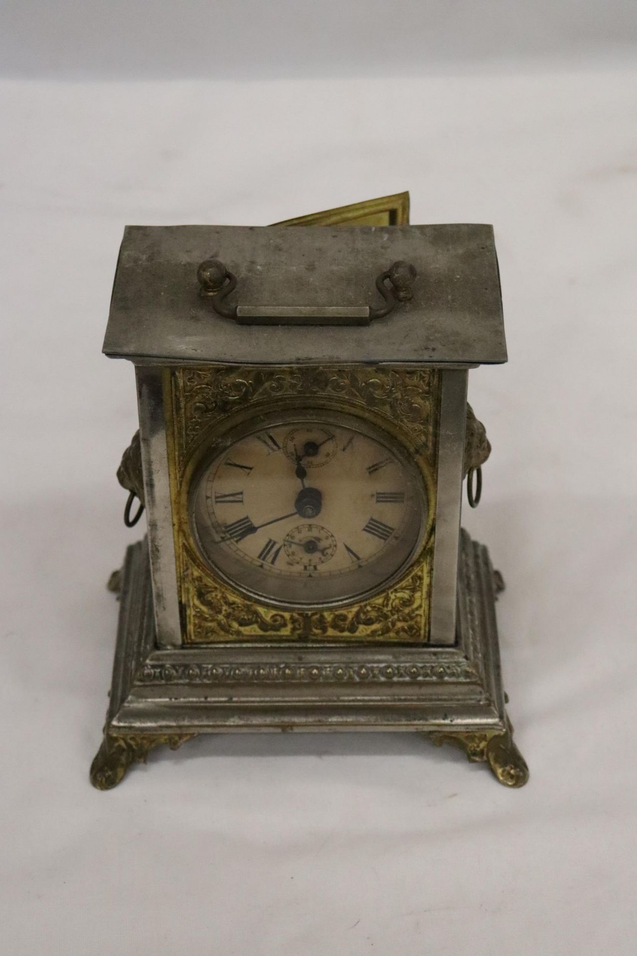 AN ORNATE VINTAGE ALARM CARRIAGE CLOCK WITH LION HANDLE DECORATION TO THE SIDES - POSSIBLY AN - Image 7 of 9