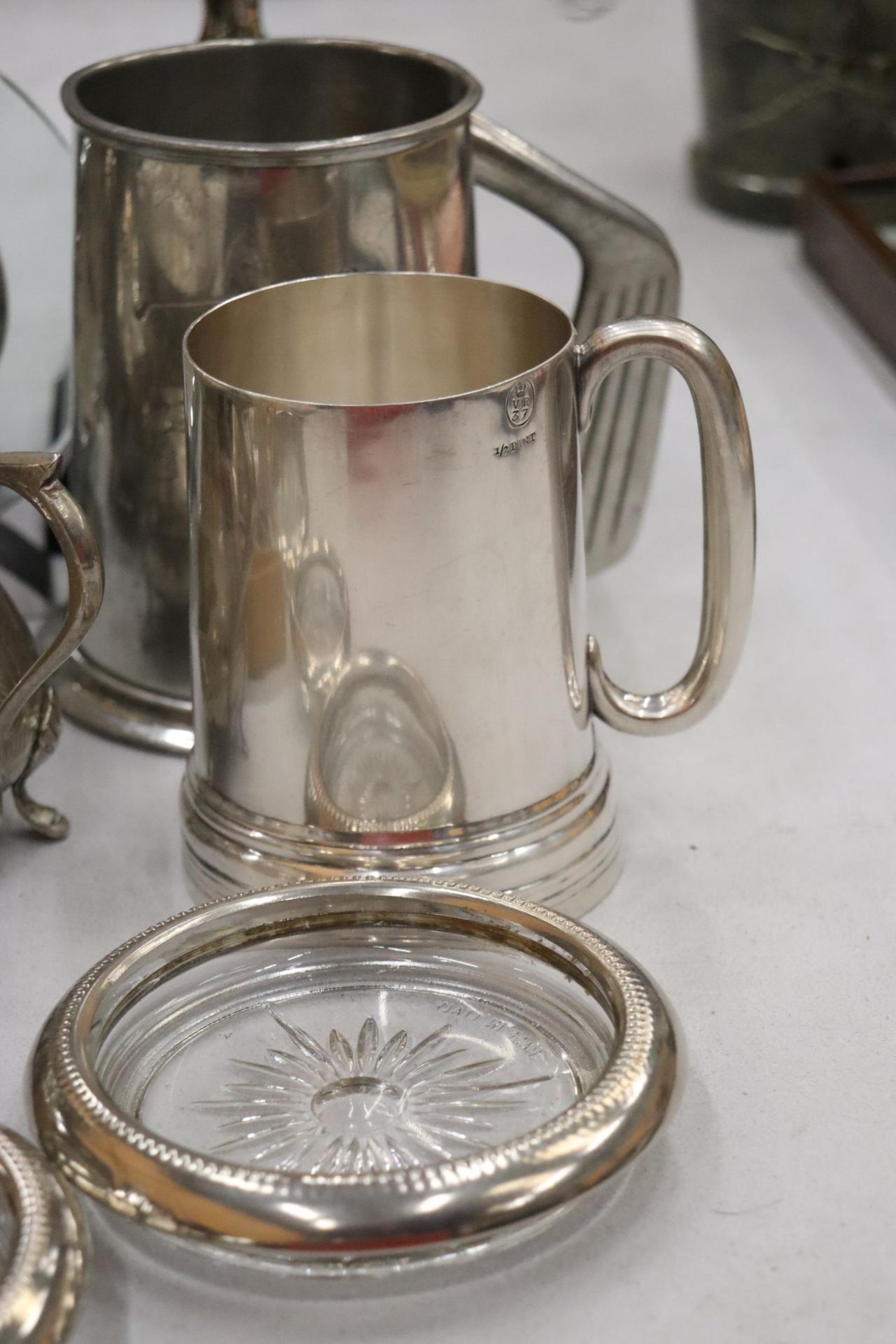 A QUANTITY OF SILVER PLATED ITEMS TO INCLUDE A TEAPOT, TANKARDS, A TROPHY, HIP FLASK, CLOCKS, ETC - Image 7 of 12