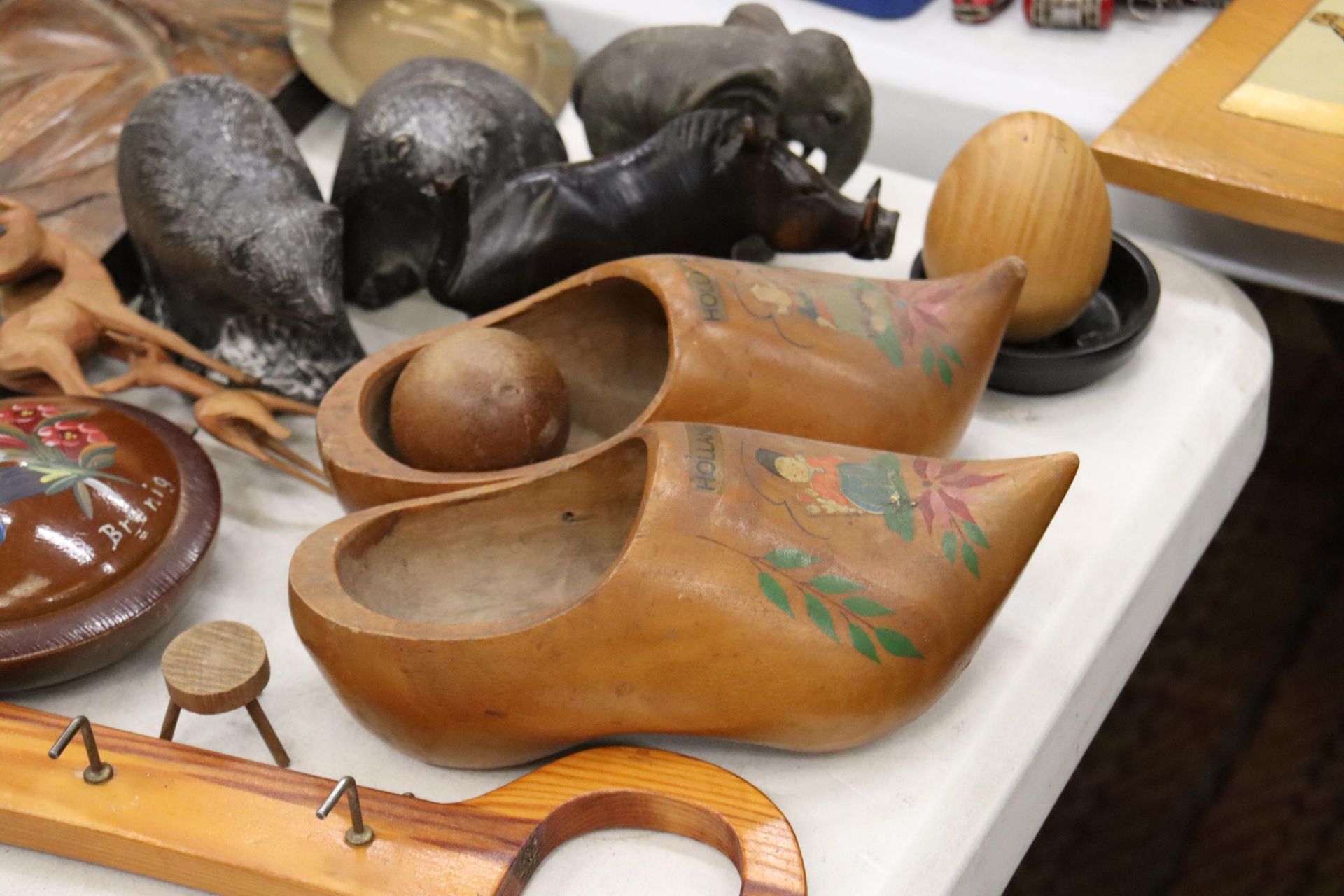 A MIXED LOT TO INCLUDE A WOLF SCULPTURE HAND MADE IN CANADA, PAIR OF DUTCH CLOGS, WOOD CARVING, - Image 8 of 13