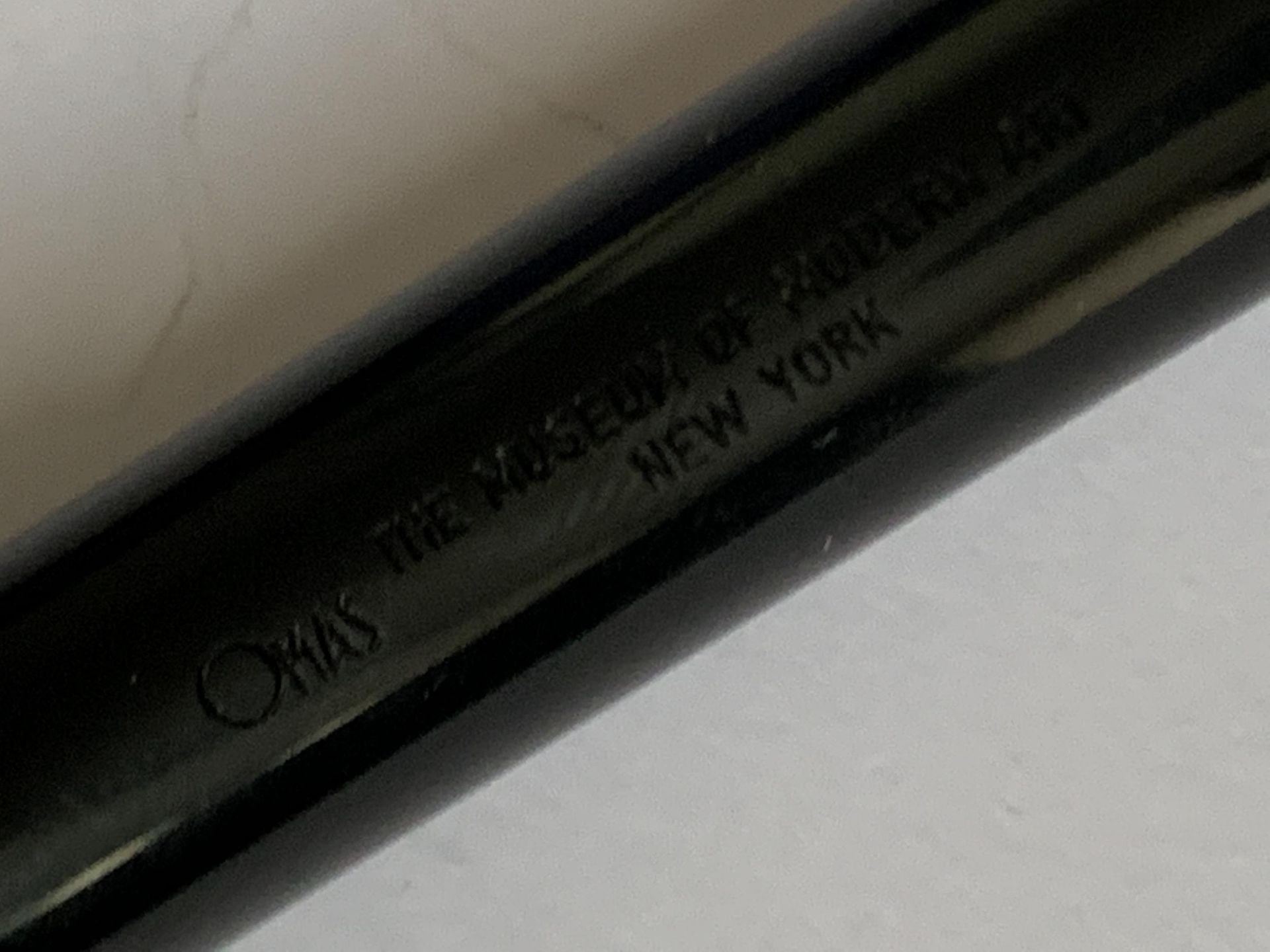 AN OMAS FOUNTAIN PEN MARKED THE MUSEUM OF MODERN ART NEW YORK WITH AN 18 CARAT GOLD NIB - Image 3 of 5