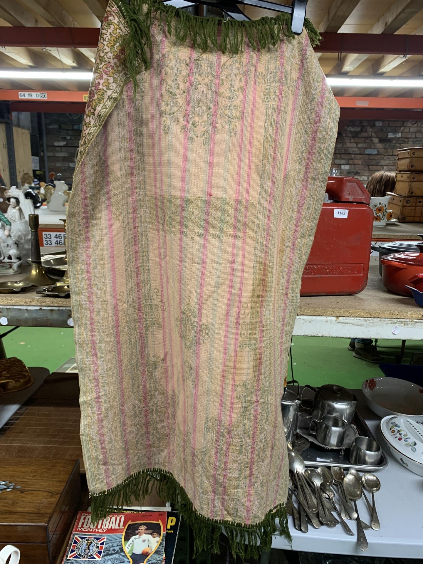 A VINTAGE OLIVE GREEN PATTERNED WALL HANGING, APPROX 60CM X 96CM - Image 3 of 4