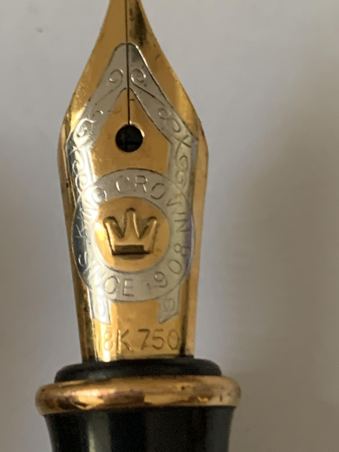 A KING CROWN 0125 FOUNTAIN PEN INLAID WITH SHELL WITH AN 18 CARAT GOLD NIB - Image 5 of 5