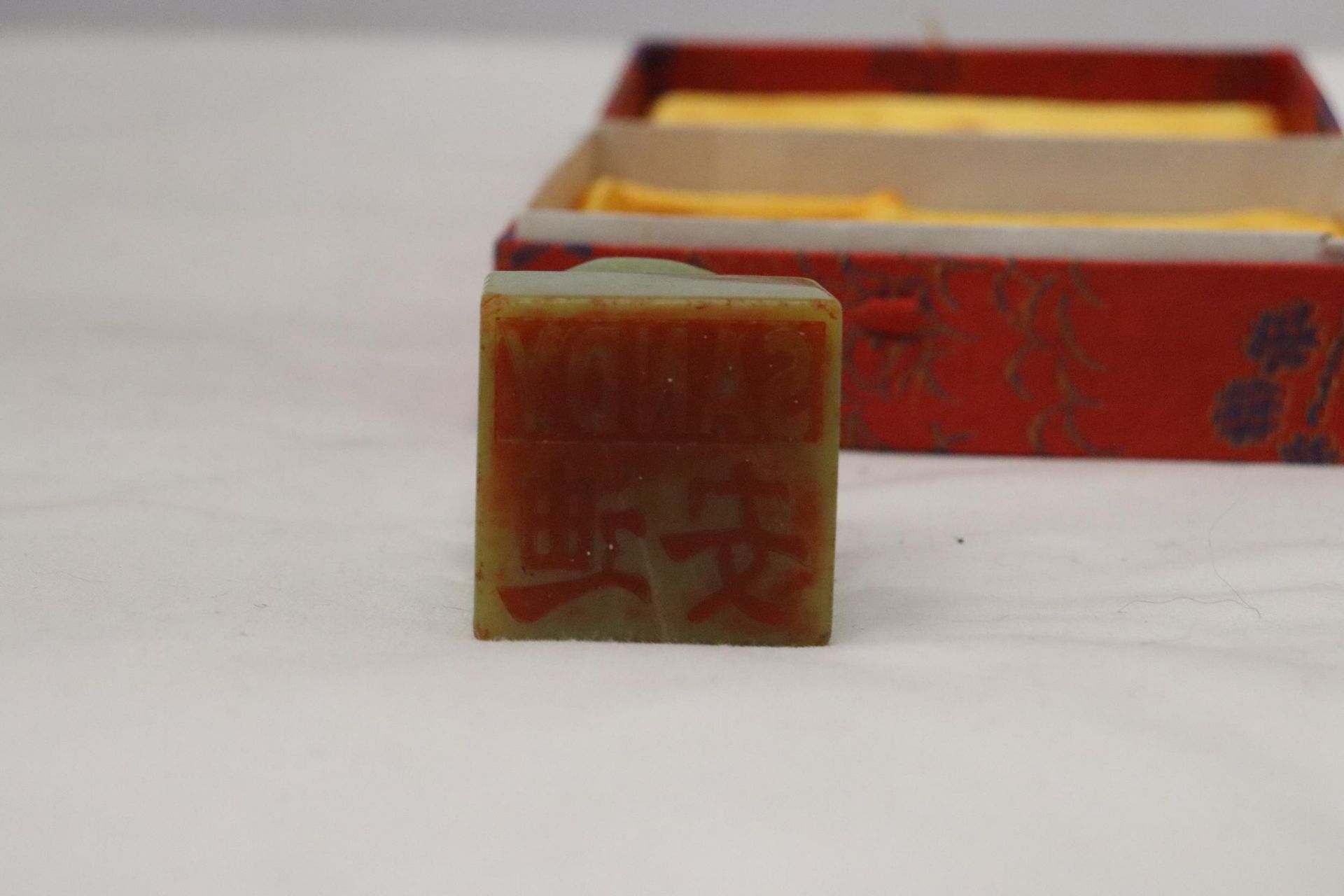 AN ORIENTAL JADE STYLE FOO DOG SEAL AND WAX IN A PRESENTATION BOX - Image 6 of 7