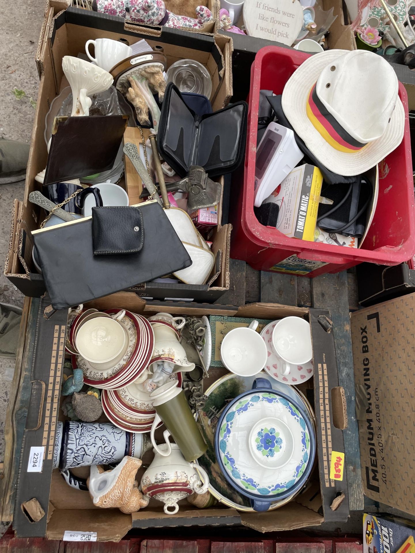 AN ASSORTMENT OF HOUSEHOLD CLEARANCE ITEMS - Image 2 of 4